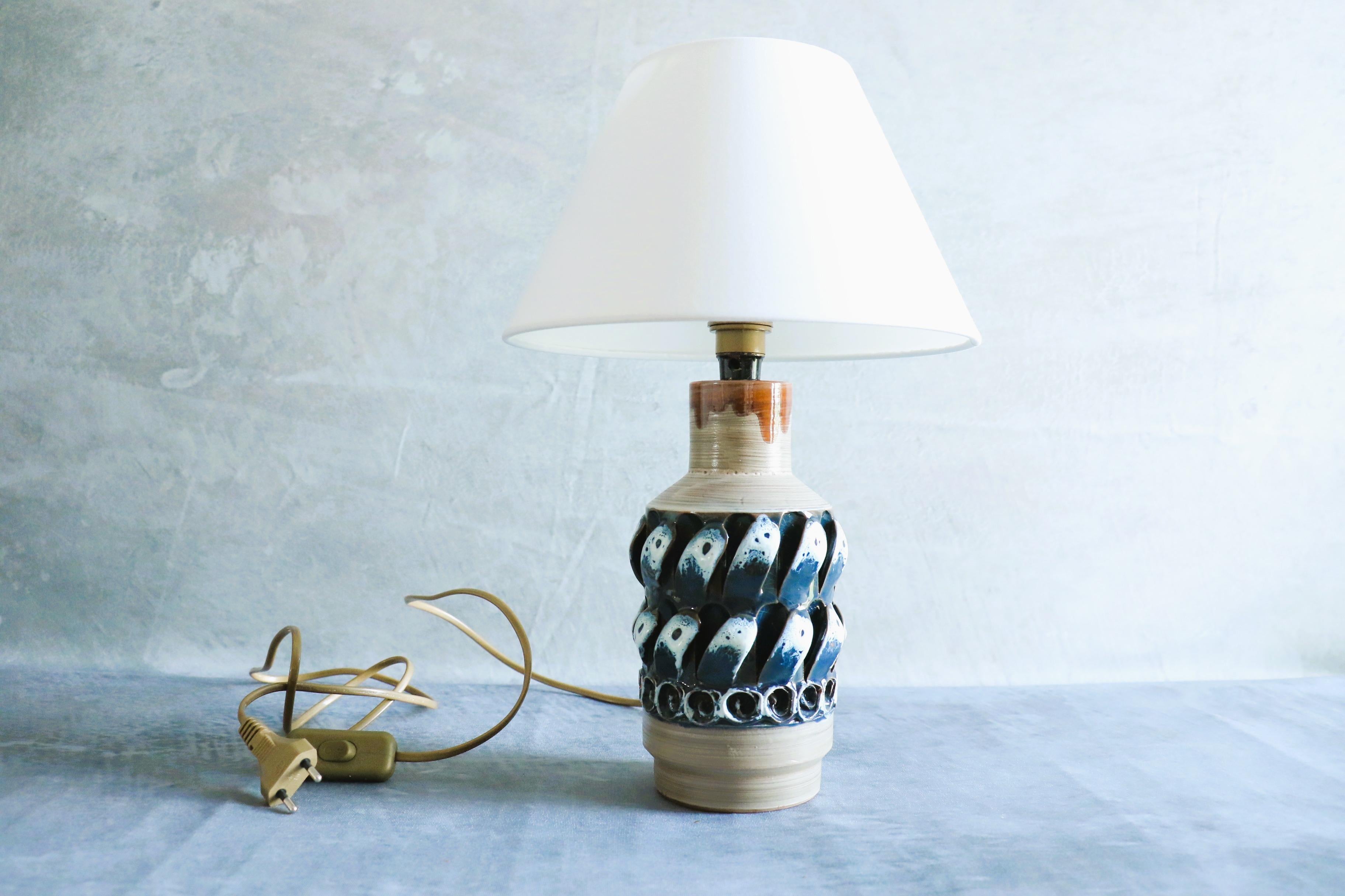 Lampe de table en céramique du milieu du siècle par Romacrea, Rome, Italie, années 1960

Fabriquée dans les années 1960 par la Fabrica Romacrea, un studio de céramique réputé basé à Rome, cette lampe de table du milieu du siècle est un exemple