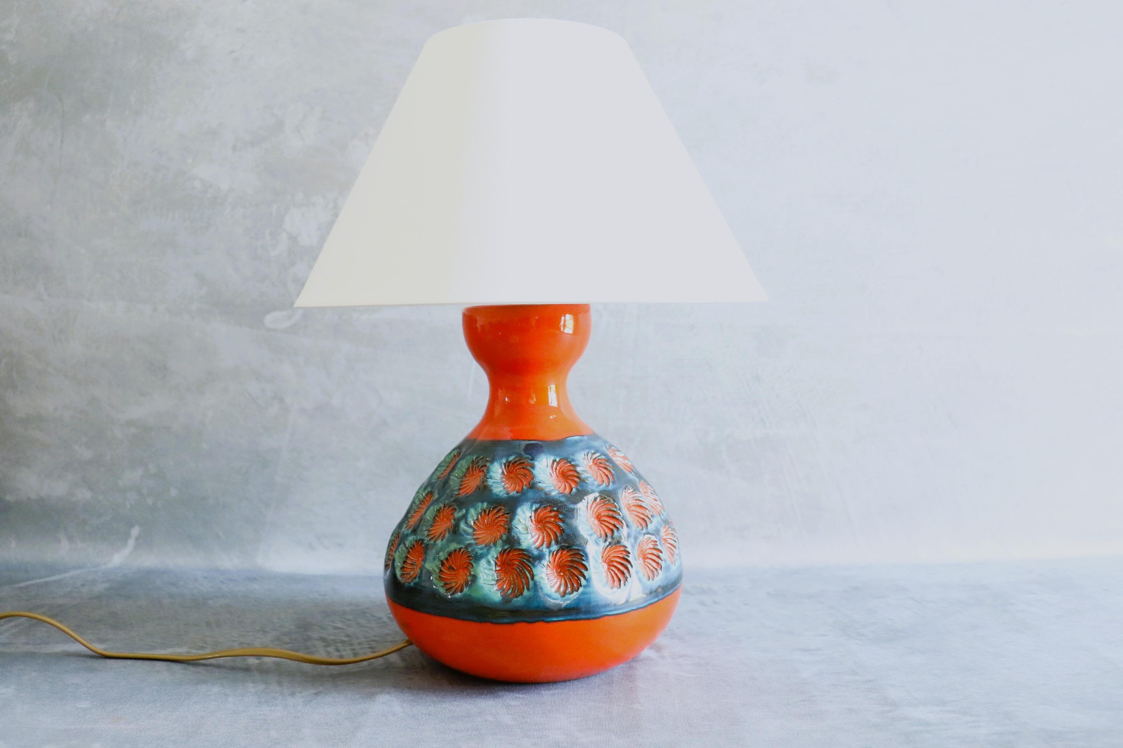 Mid-Century Italian Ceramic Table Lamp by Romacrea, 1960s

This vibrant ceramic table lamp was crafted in the 1960s by Fabrica Romacrea, a renowned ceramics workshop based in Rome, Italy. Featuring a bold gourd-shaped silhouette, the lamp showcases