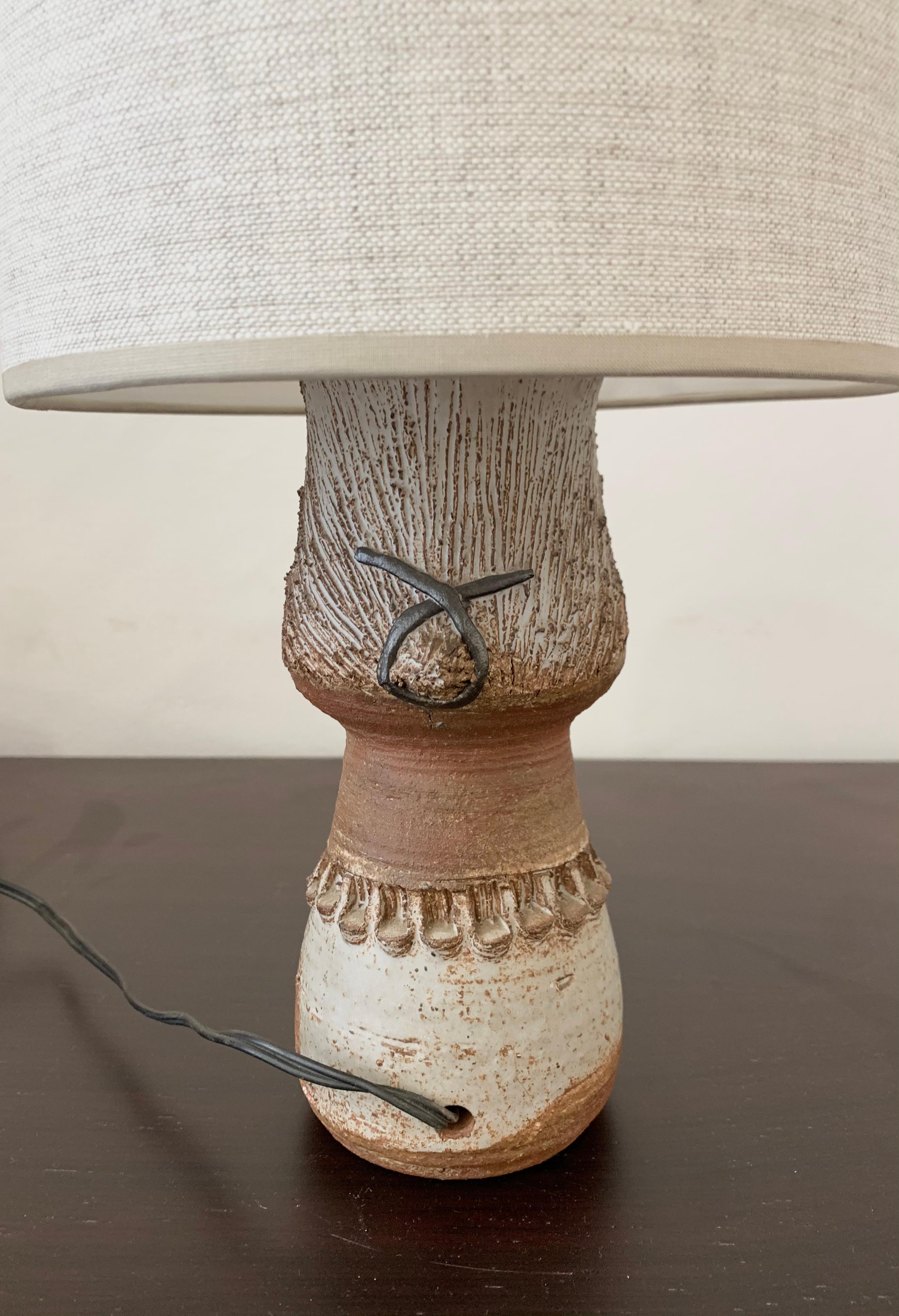 Belge Lampe de bureau en céramique du milieu du siècle dernier de Thrse Bataille, Dour Belgique en vente