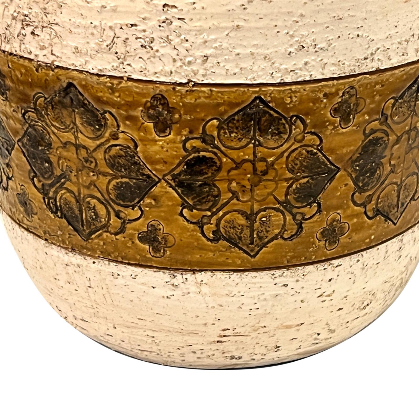 Lámpara de sobremesa de cerámica italiana de la década de 1960 con decoración floral estilizada. 

Medidas: 
Altura del cuerpo: 20 
Altura hasta el apoyo de la sombrilla: 31 
Diámetro: 9