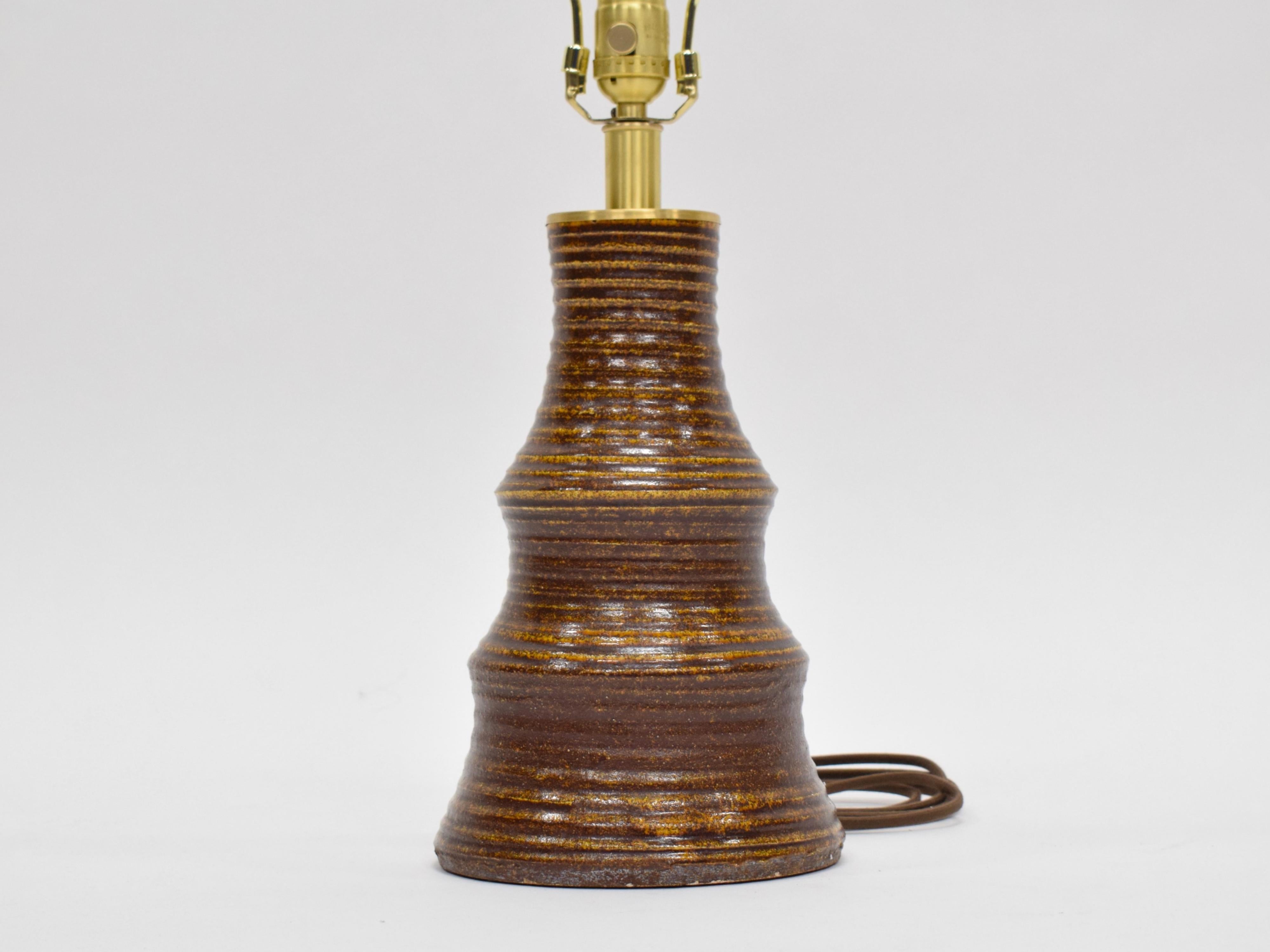 Lampe de table en céramique du milieu du siècle dernier, recâblée pour l'électricité américaine