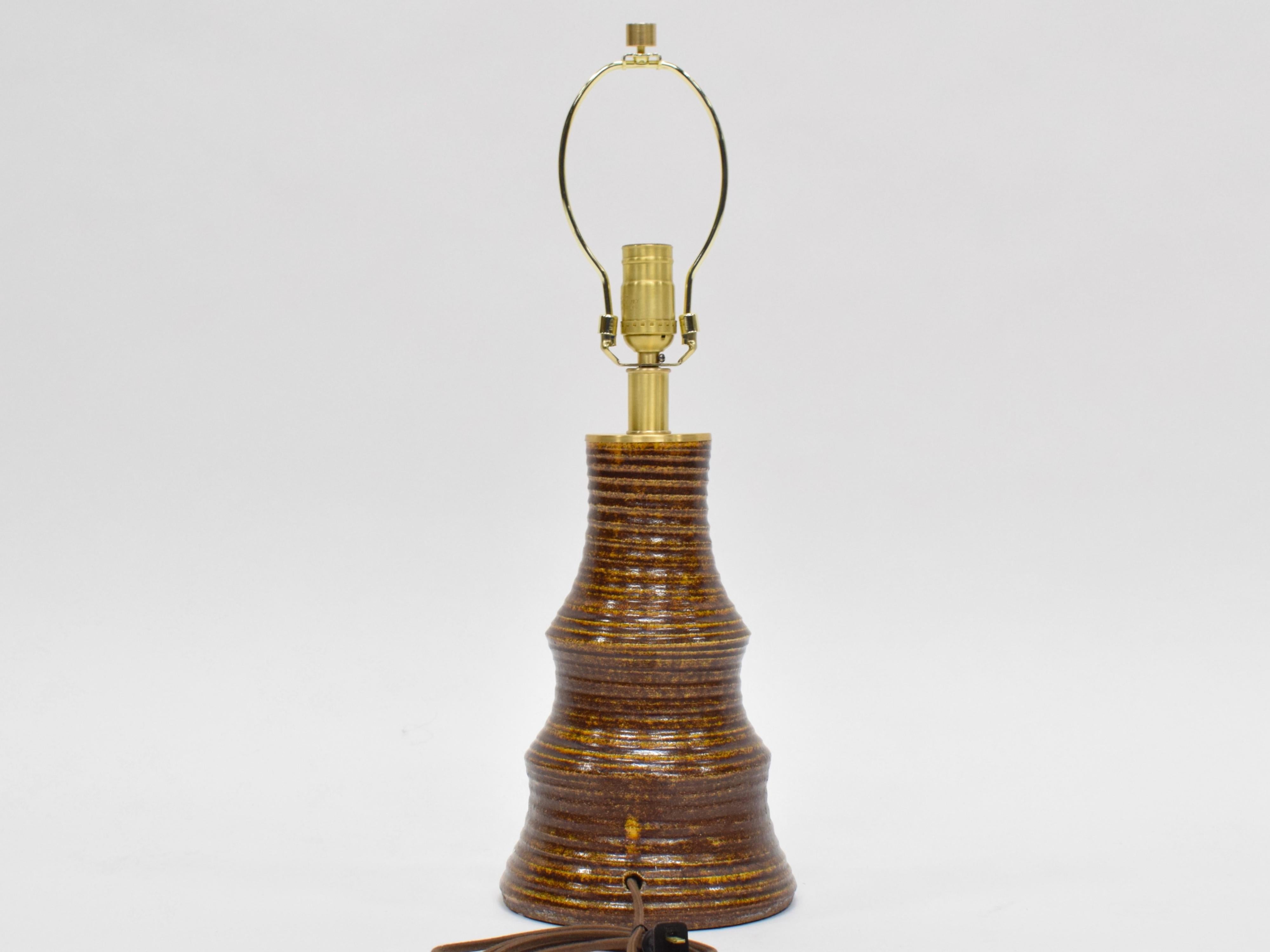 Français Lampe de table en céramique du milieu du siècle en vente