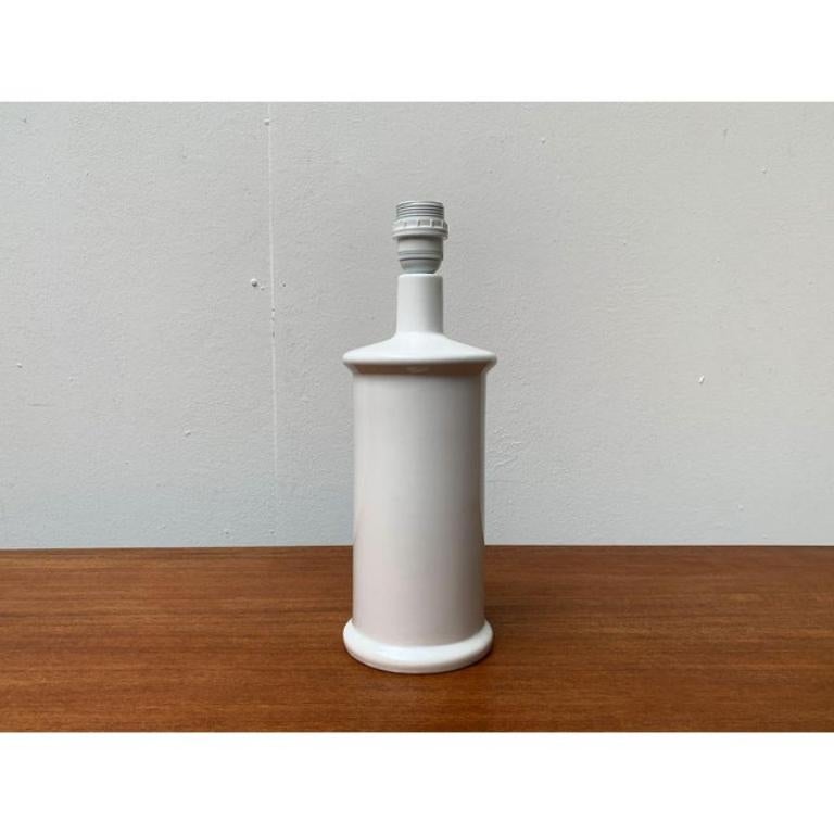 Keramik-Tischlampe aus der Mitte des Jahrhunderts von Lamperiet Aarhus, 1960er Jahre, in sehr gutem Zustand. Designed 1960 bis 1969 Dieses Stück hat eine Attribution Marke, Es ist völlig authentisch für jede Authentizität Fragen, die sich aus