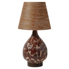 Lampada da tavolo in ceramica di metà secolo con smalto rosso terra e paralume in fibra grezza