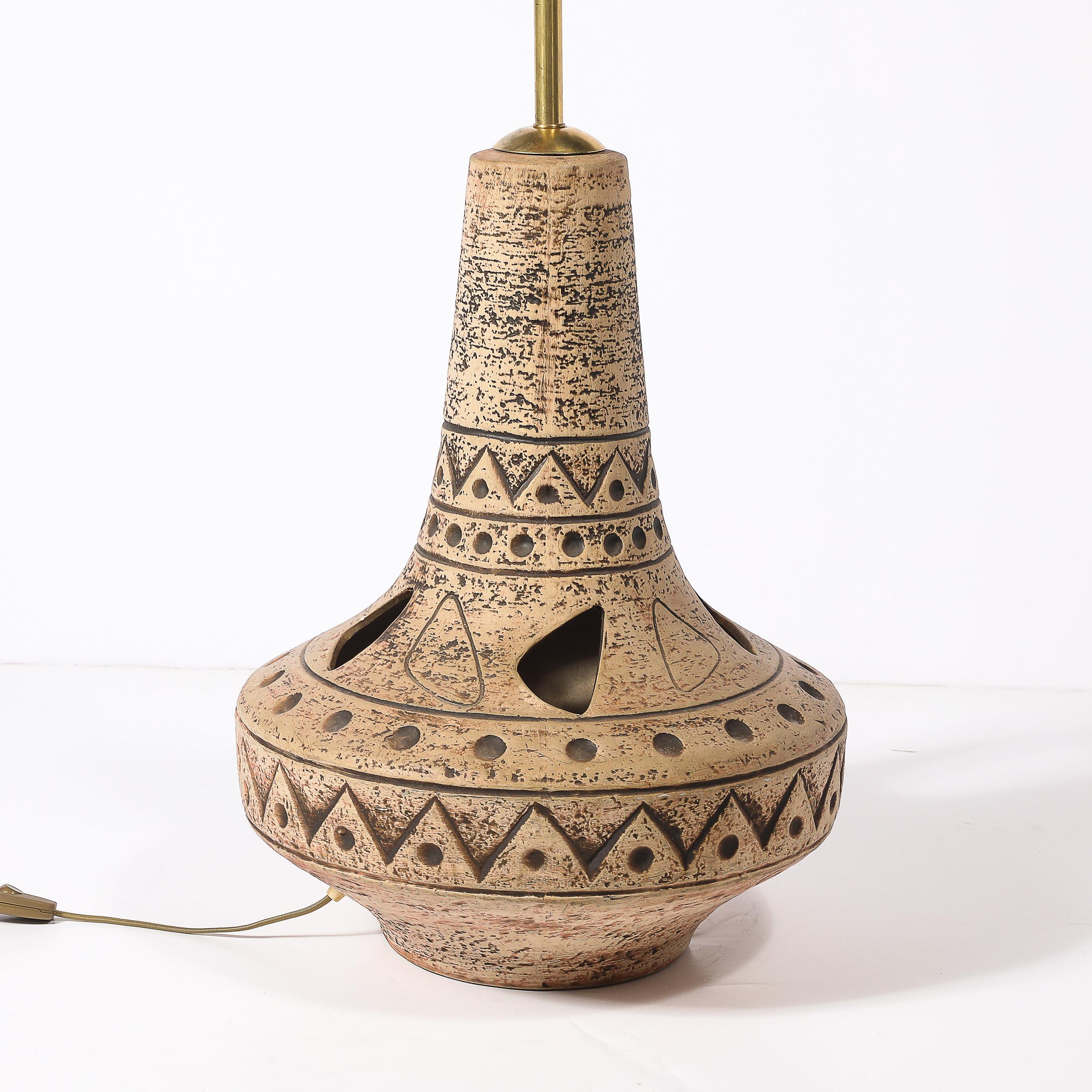 Lampe de table en céramique du milieu du siècle avec motifs géométriques ambrés et découpes organiques en vente 3