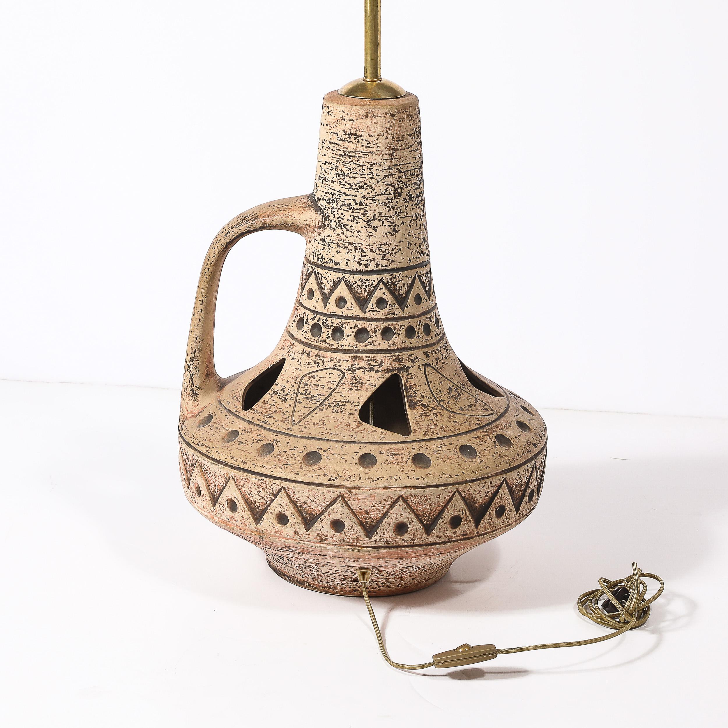 Lampe de table en céramique du milieu du siècle avec motifs géométriques ambrés et découpes organiques en vente 4