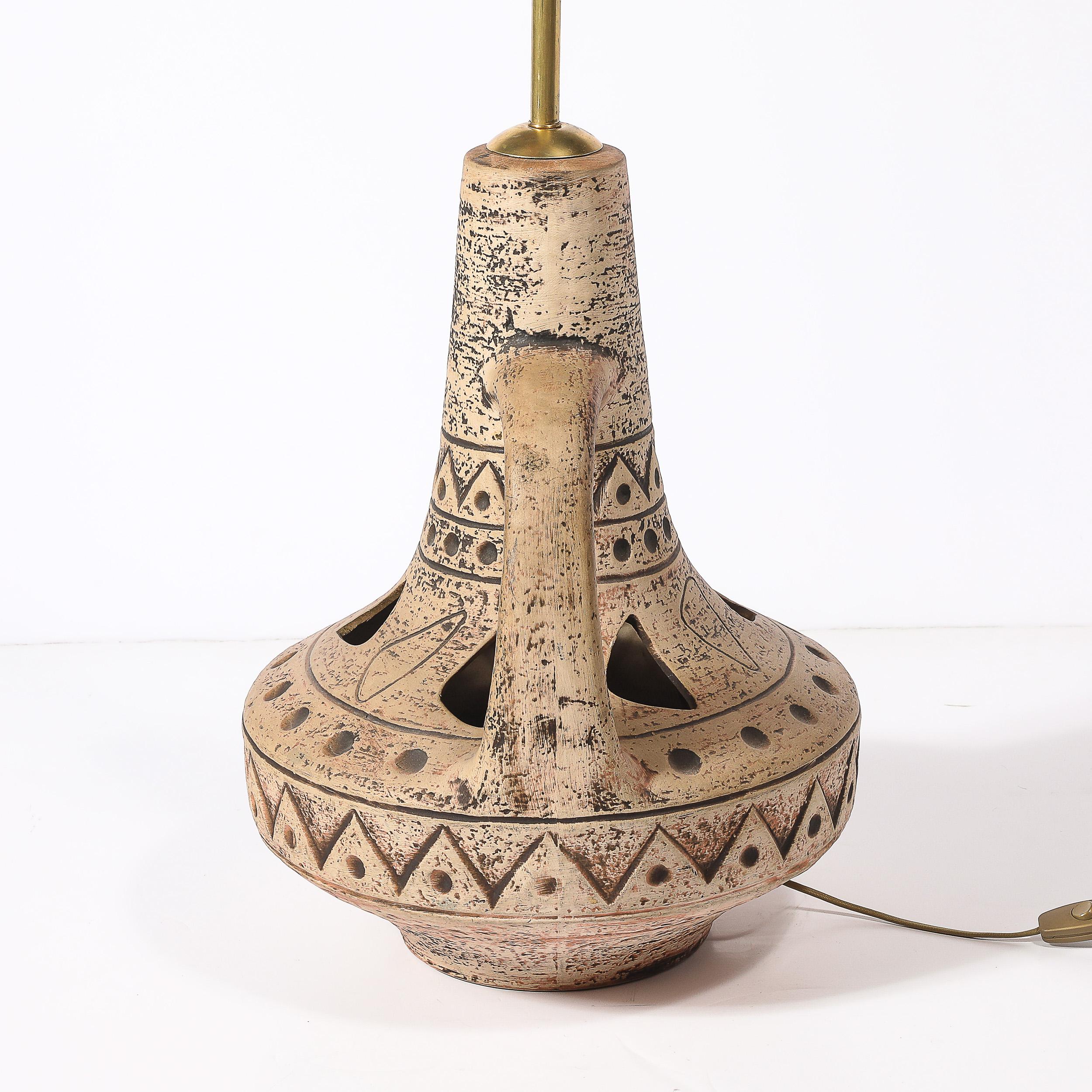 Lampe de table en céramique du milieu du siècle avec motifs géométriques ambrés et découpes organiques en vente 5