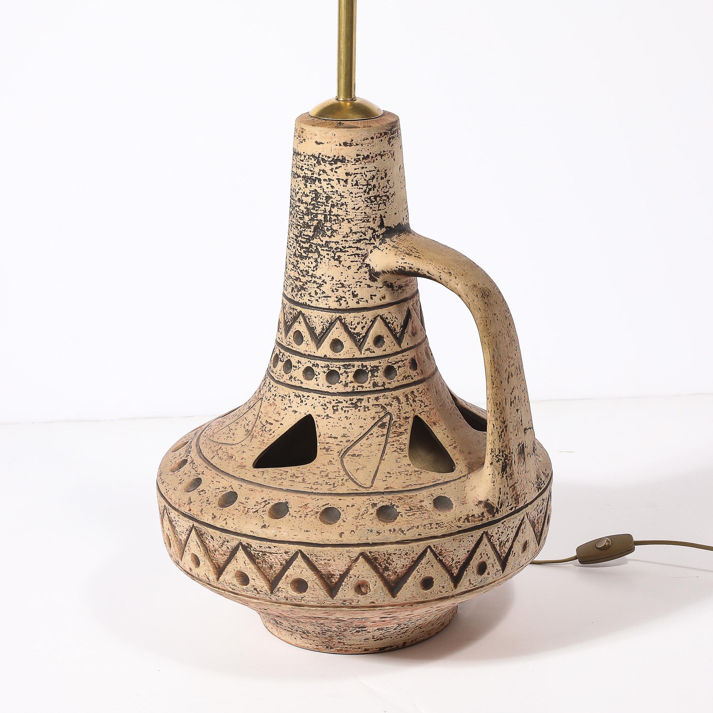 Lampe de table en céramique du milieu du siècle avec motifs géométriques ambrés et découpes organiques en vente 6