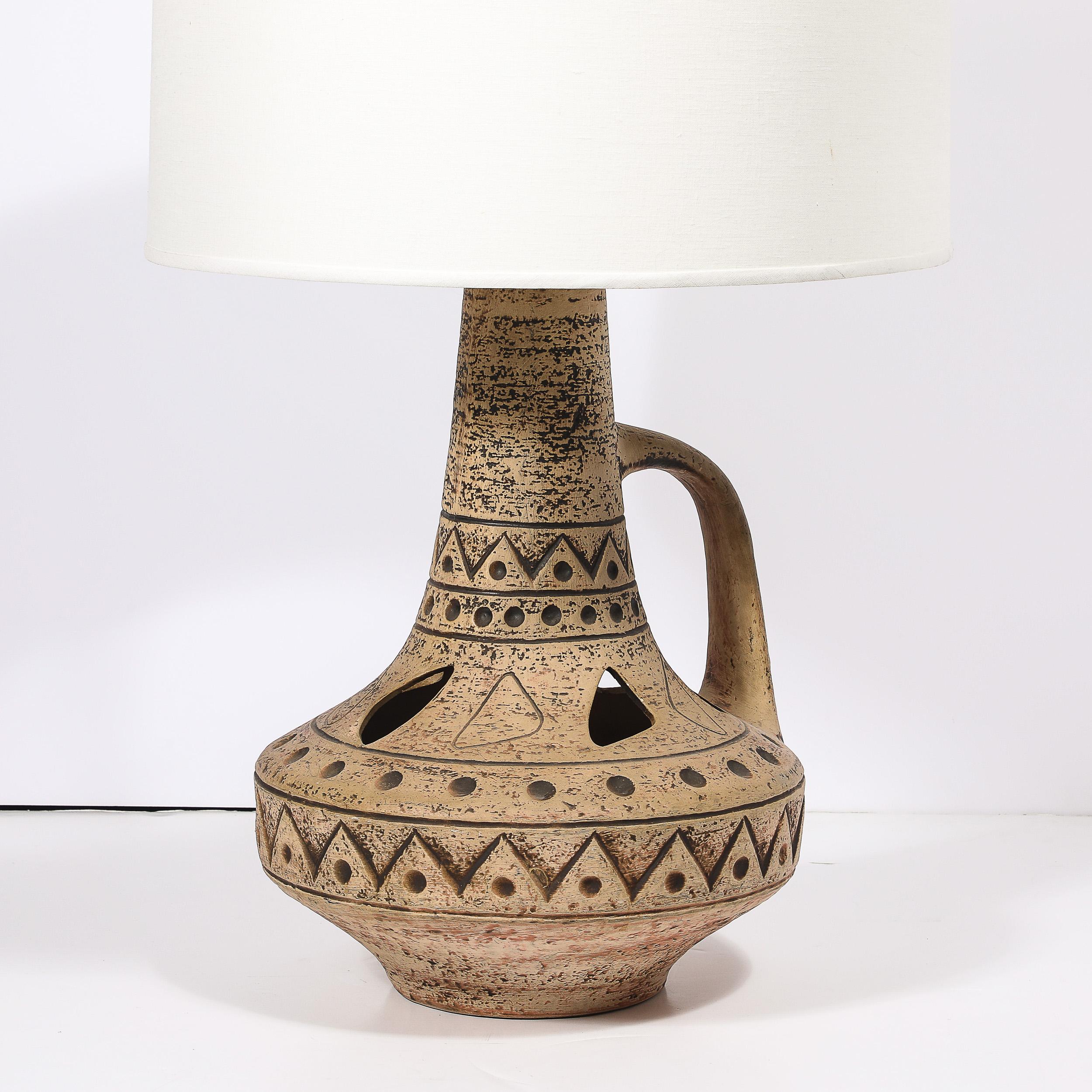 Mid-Century Modern Lampe de table en céramique du milieu du siècle avec motifs géométriques ambrés et découpes organiques en vente