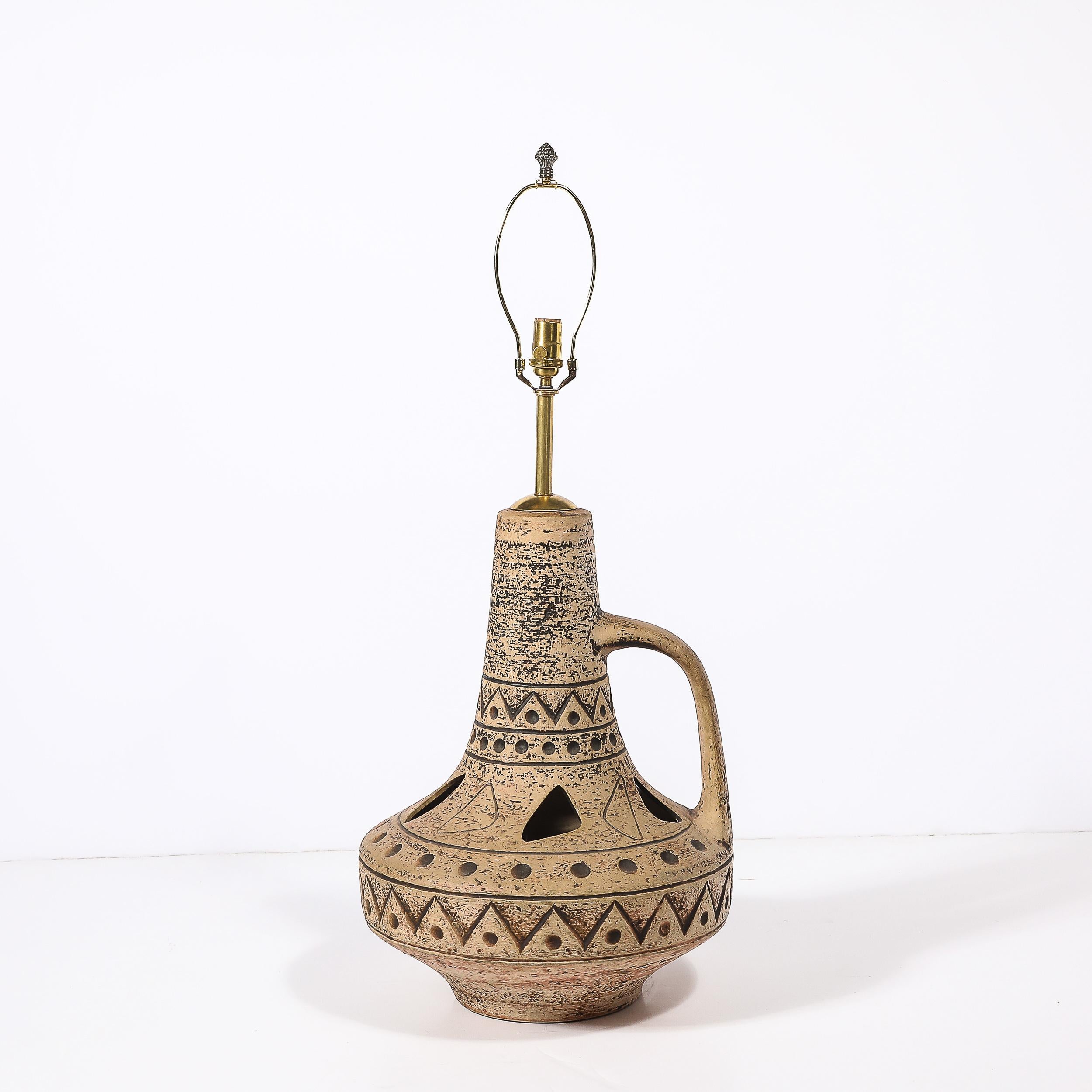 Français Lampe de table en céramique du milieu du siècle avec motifs géométriques ambrés et découpes organiques en vente