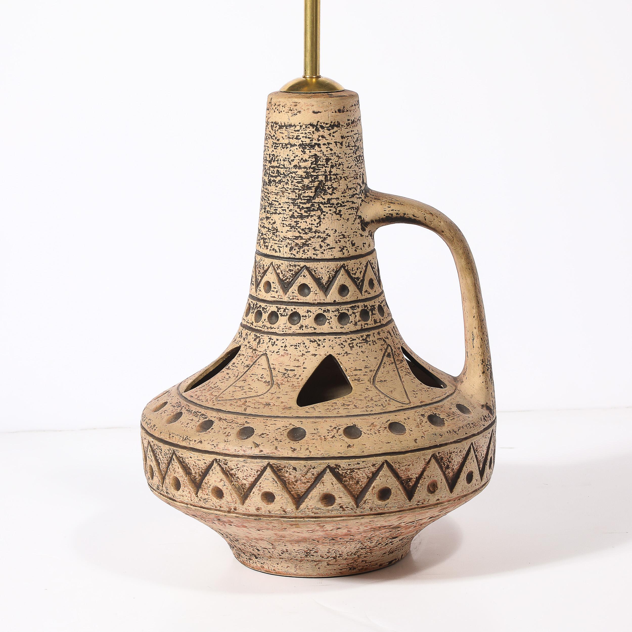 Lampe de table en céramique du milieu du siècle avec motifs géométriques ambrés et découpes organiques Excellent état - En vente à New York, NY