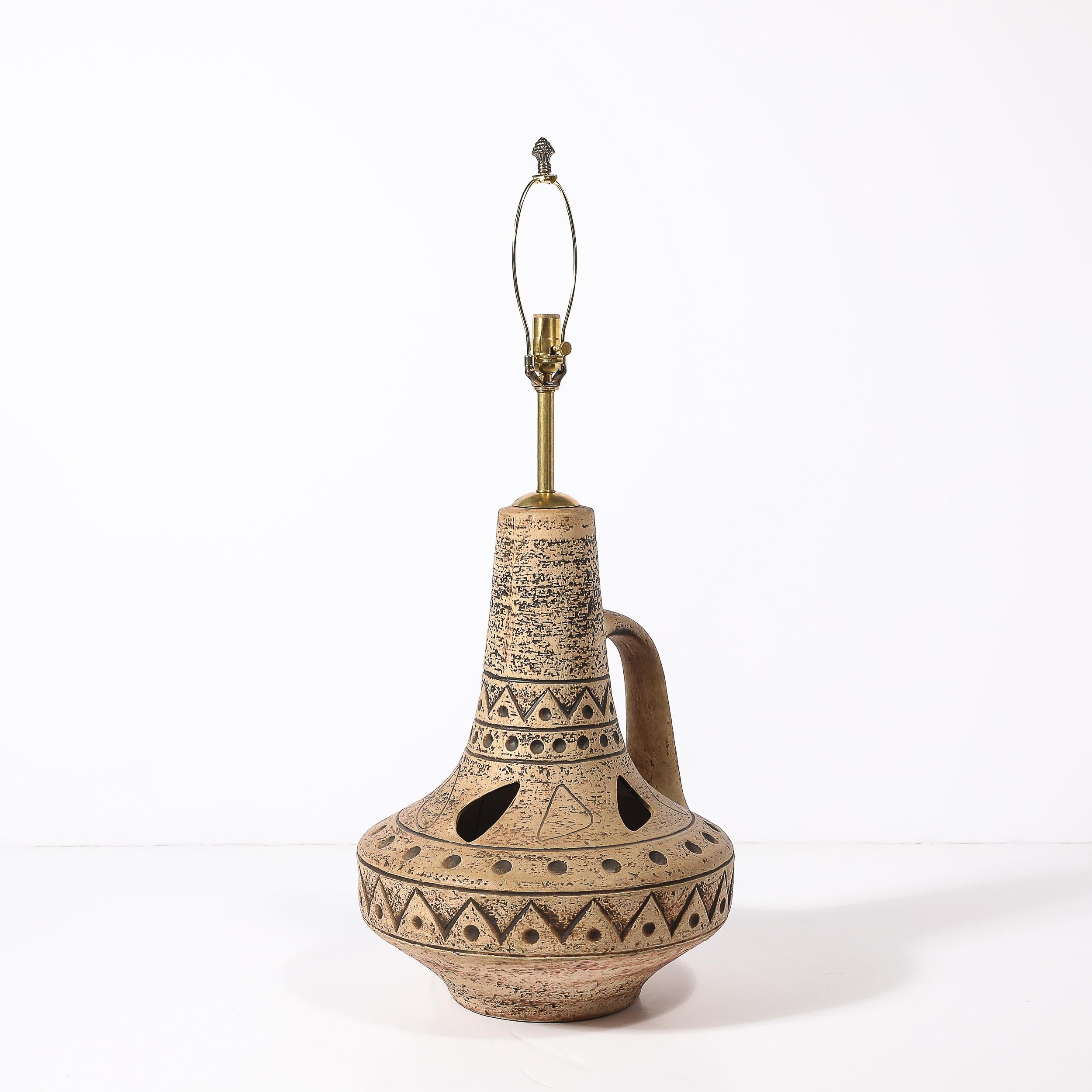 Milieu du XXe siècle Lampe de table en céramique du milieu du siècle avec motifs géométriques ambrés et découpes organiques en vente