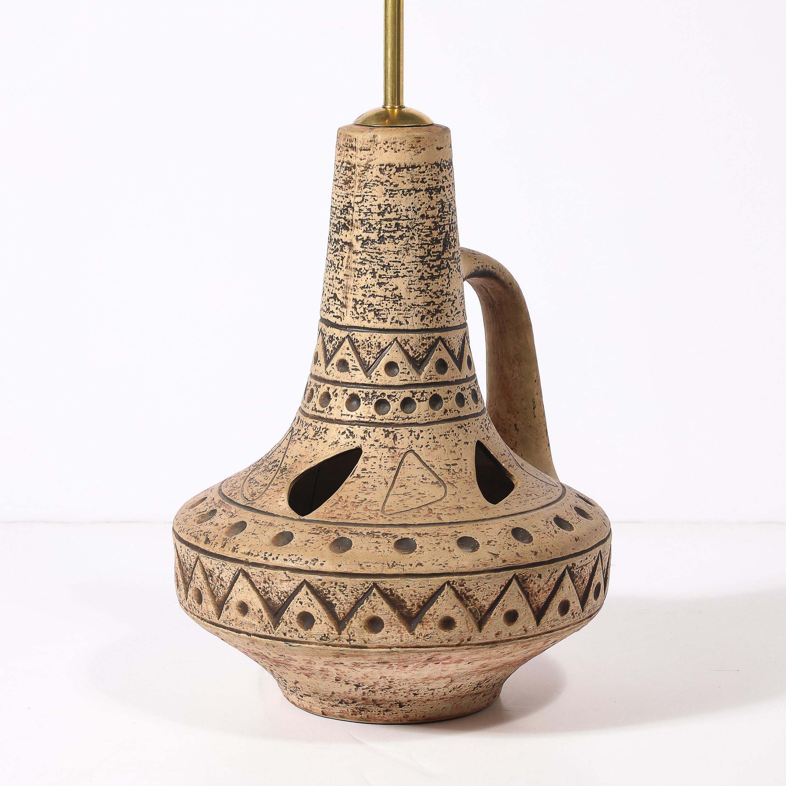 Céramique Lampe de table en céramique du milieu du siècle avec motifs géométriques ambrés et découpes organiques en vente