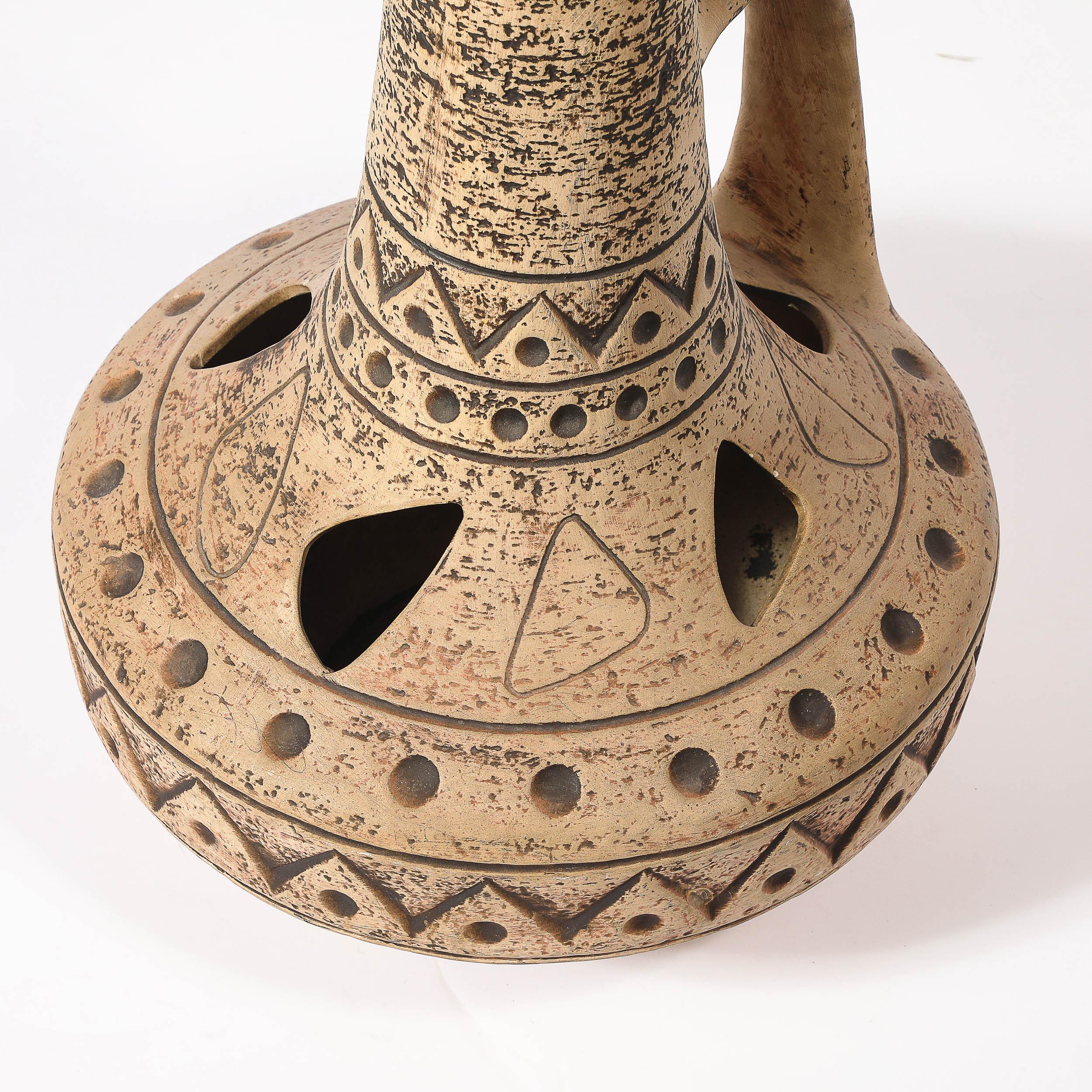 Lampe de table en céramique du milieu du siècle avec motifs géométriques ambrés et découpes organiques en vente 1