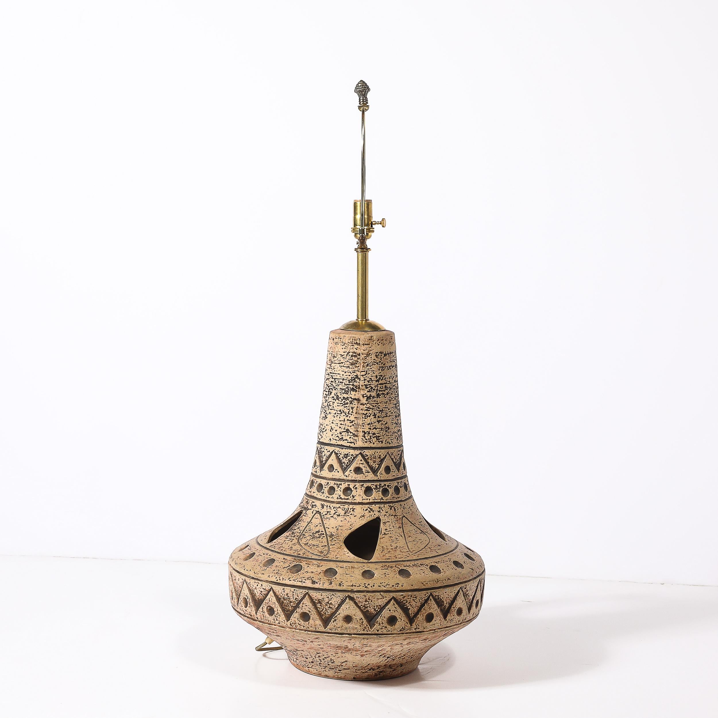 Lampe de table en céramique du milieu du siècle avec motifs géométriques ambrés et découpes organiques en vente 2