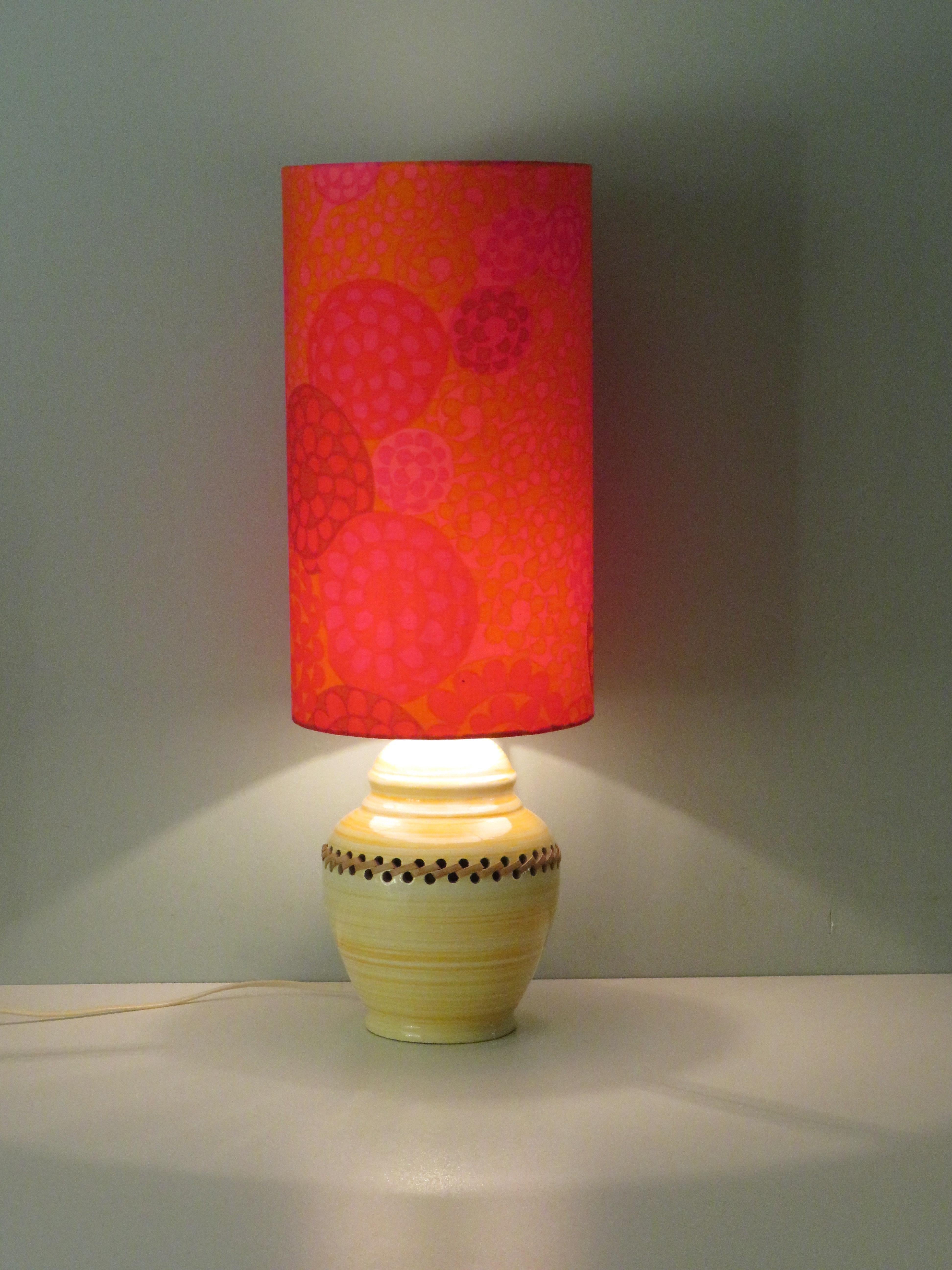 Vernissé Lampe de table en céramique du milieu du siècle avec un nouvel abat-jour personnalisé en vente