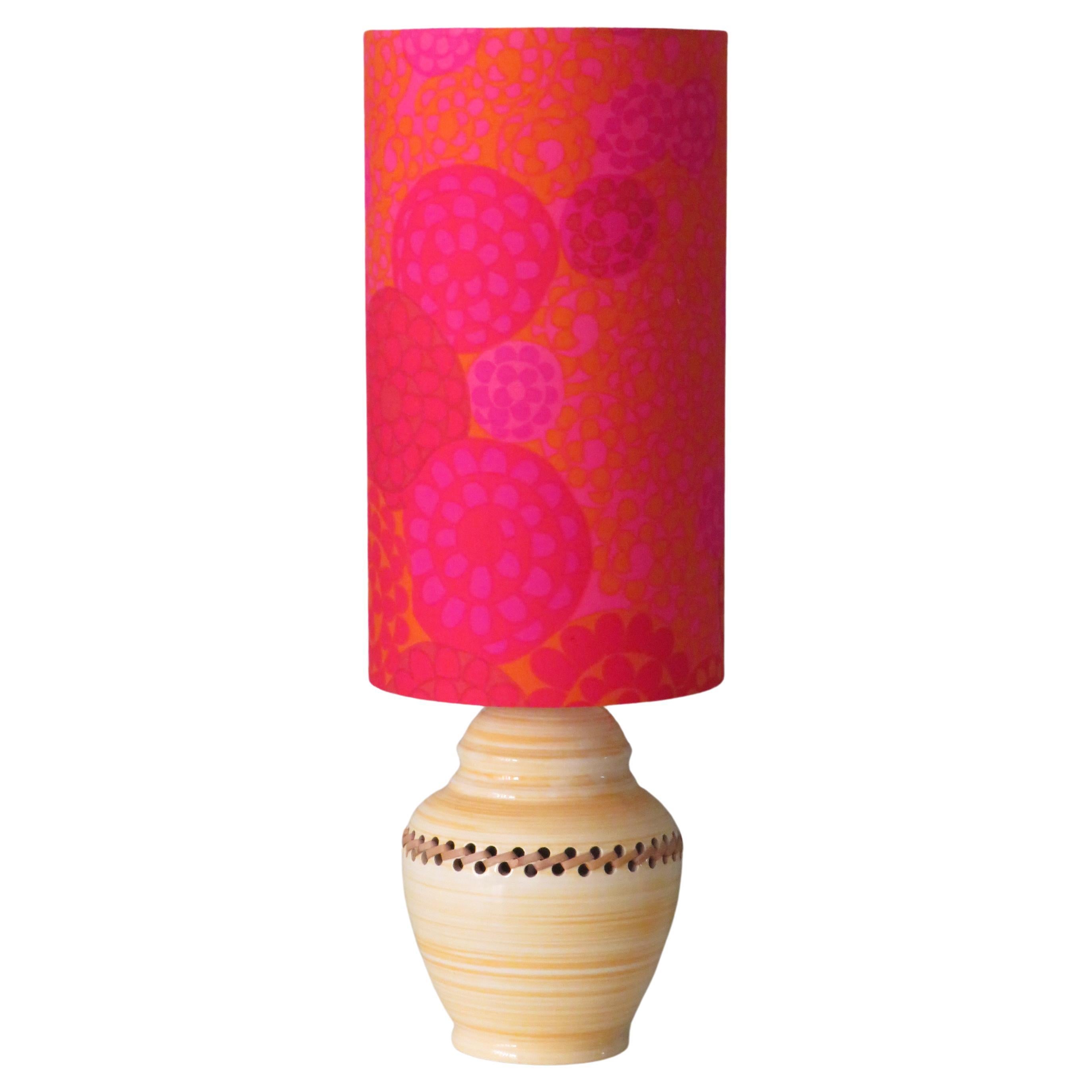 Keramik-Tischlampe aus der Mitte des Jahrhunderts mit einem neuen maßgeschneiderten Lampenschirm