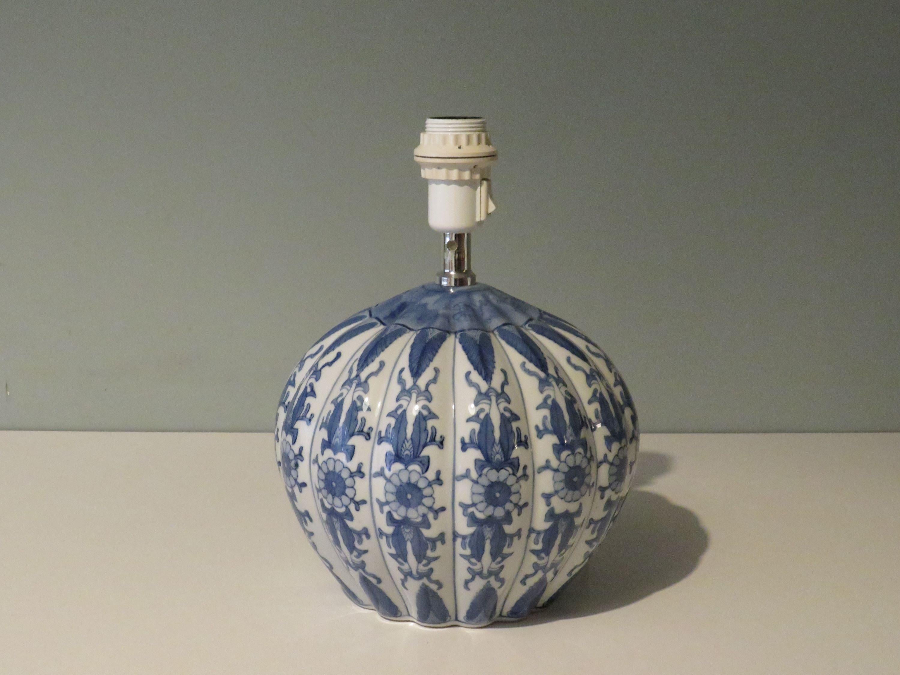 Keramik-Tischlampe aus der Mitte des Jahrhunderts mit maßgefertigtem Lampenschirm. (20. Jahrhundert) im Angebot