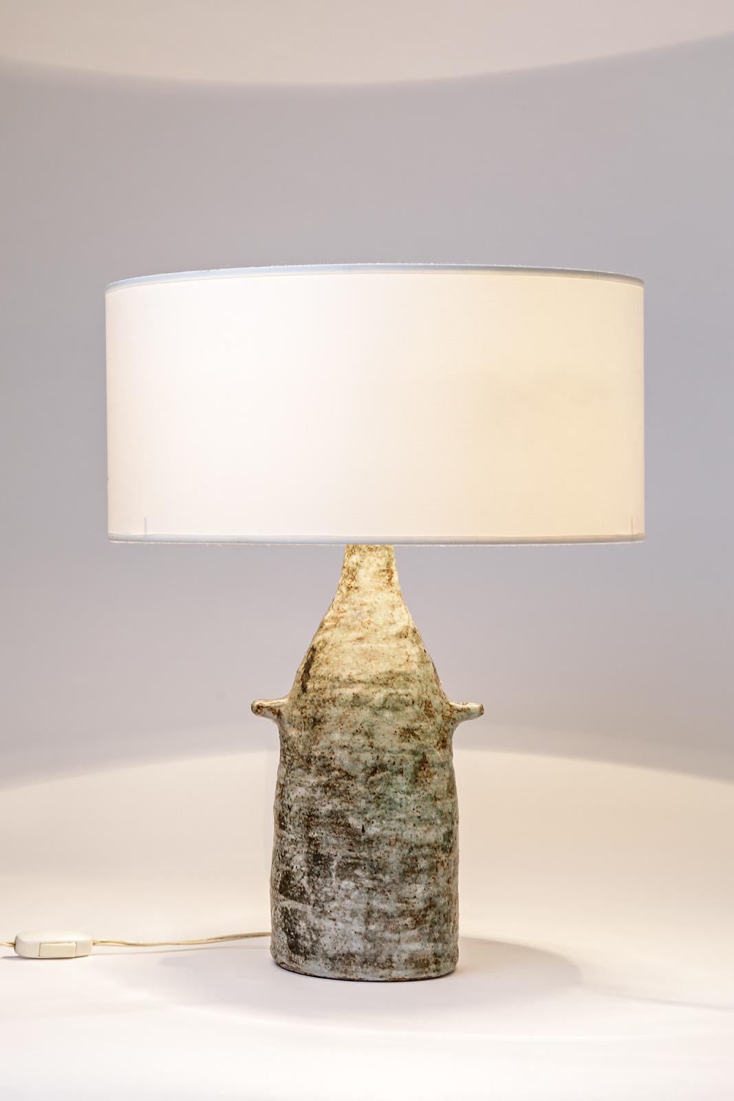 Jean-Pierre Viot 

Midcentury ceramic table lamp.

Original perfect conditions. 

Elegant modern form and grey color. Signed under the base.

Year: 1967

Sold without lampshade.

Ceramic dimensions: 34 x 20 x 12cm
with lampshade: 51 x