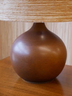 Lampe de table en céramique du milieu du siècle, avec abat-jour d'origine, signée Lotte et Gunnar Bostlund
