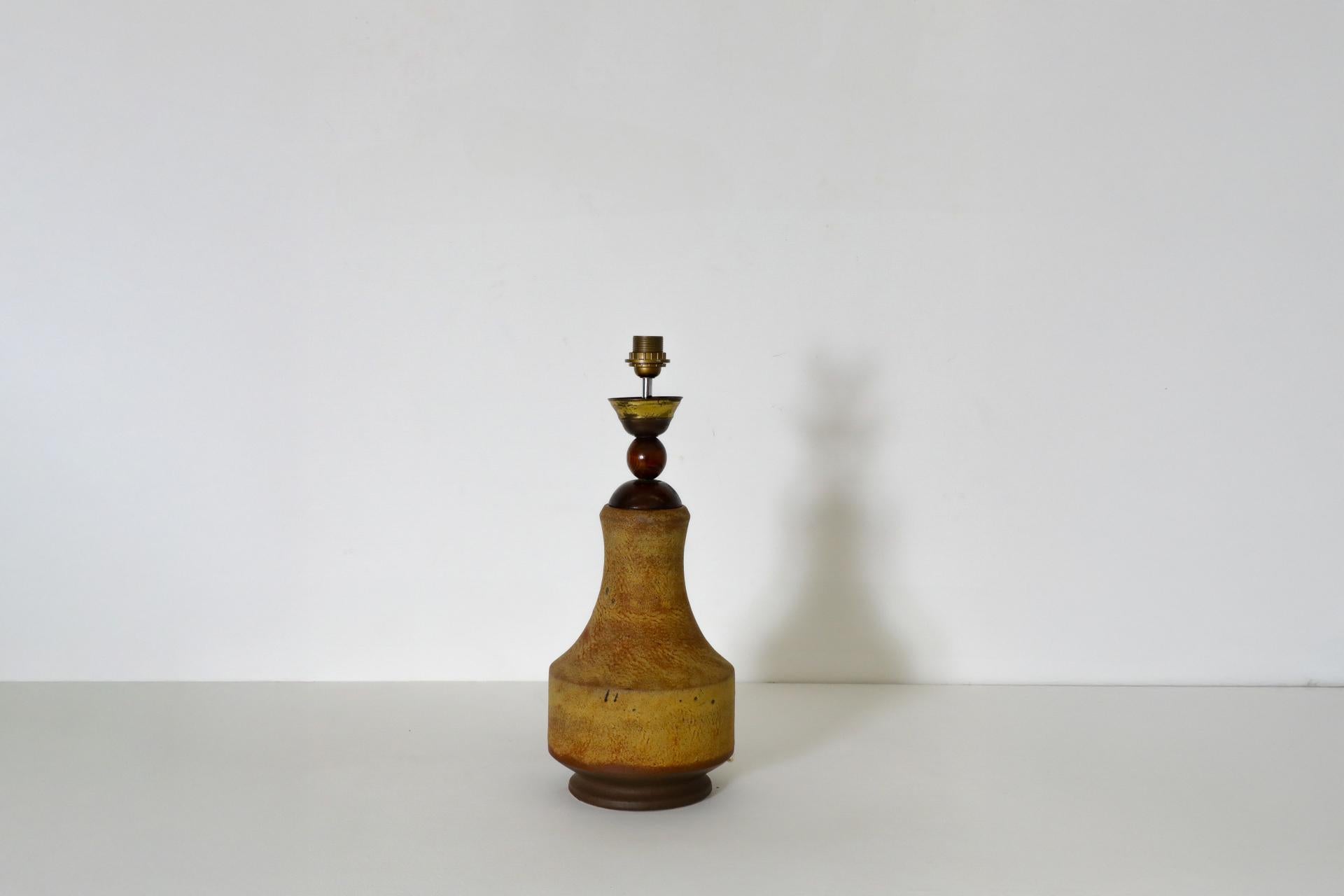 Mid-Century-Tischlampe aus Keramik mit Holz- und Messingakzenten und neuerem Leinenschirm im Angebot 3