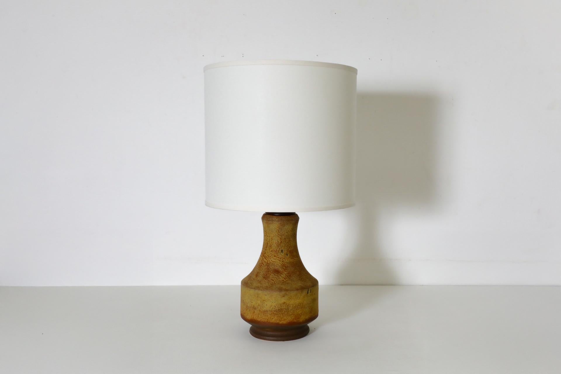 Mid-Century-Tischlampe aus Keramik mit Holz- und Messingakzenten und neuerem Leinenschirm (Moderne der Mitte des Jahrhunderts) im Angebot