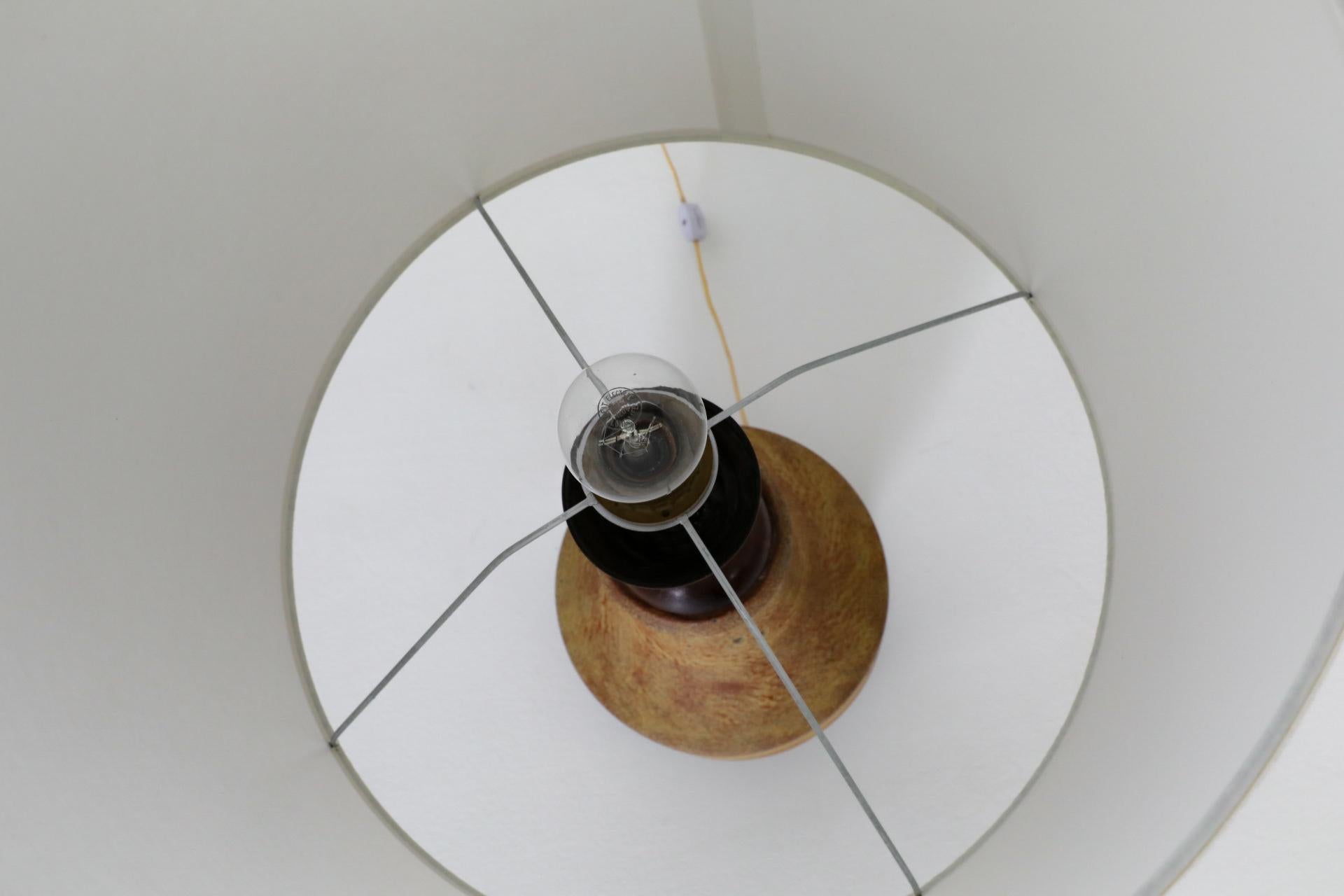Mid-Century-Tischlampe aus Keramik mit Holz- und Messingakzenten und neuerem Leinenschirm (Niederländisch) im Angebot