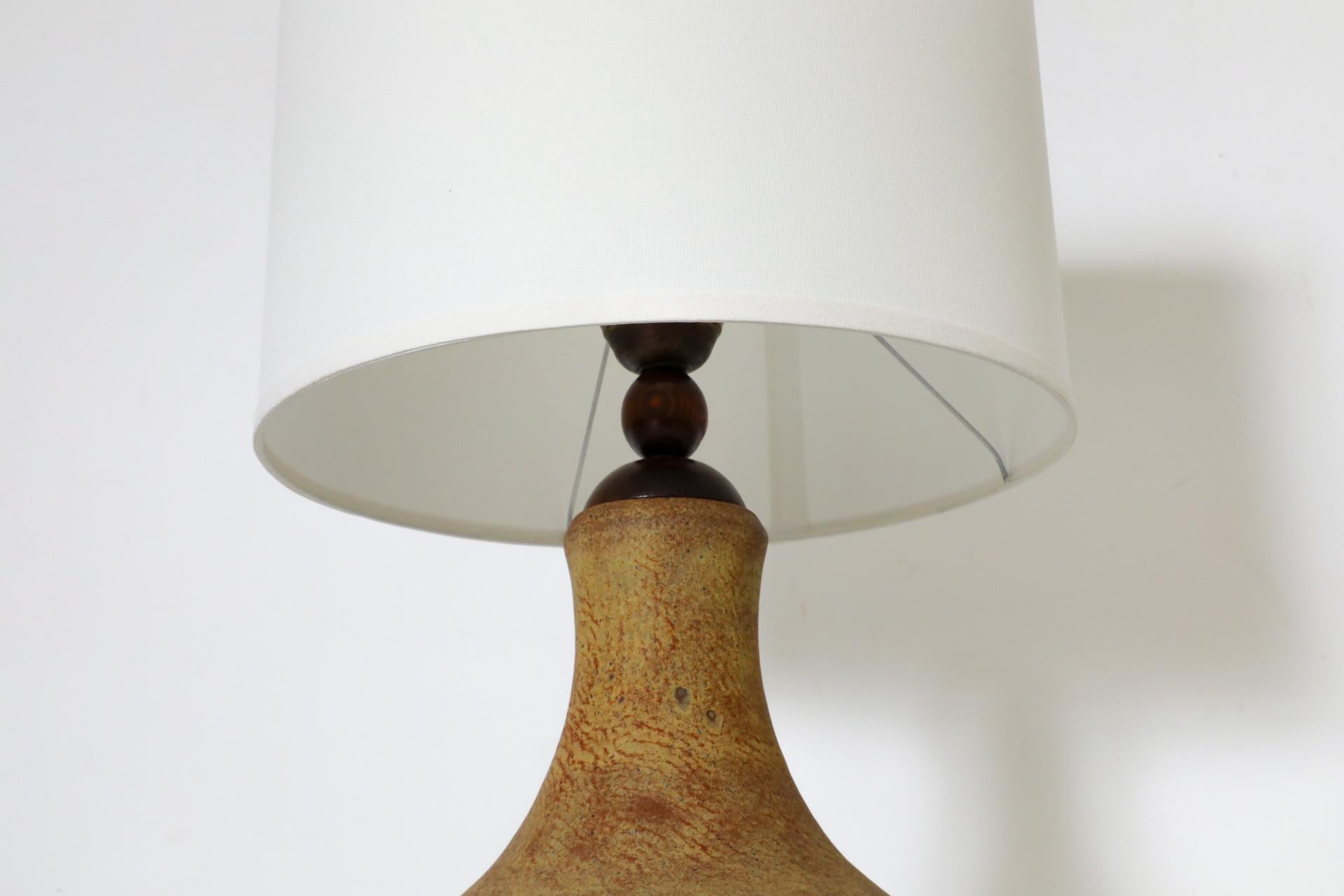 Mid-Century-Tischlampe aus Keramik mit Holz- und Messingakzenten und neuerem Leinenschirm (Glasiert) im Angebot