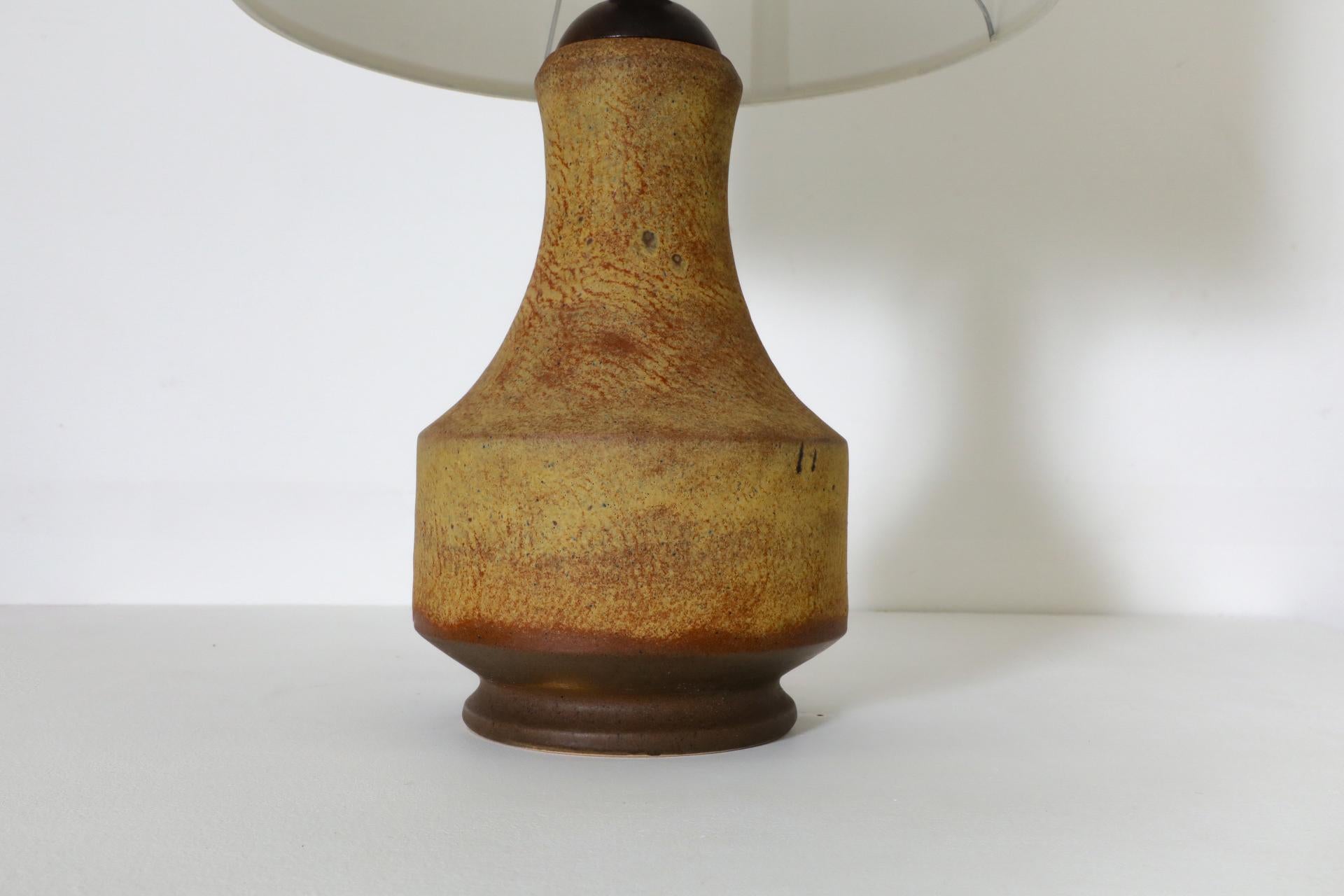 Mid-Century-Tischlampe aus Keramik mit Holz- und Messingakzenten und neuerem Leinenschirm im Zustand „Gut“ im Angebot in Los Angeles, CA