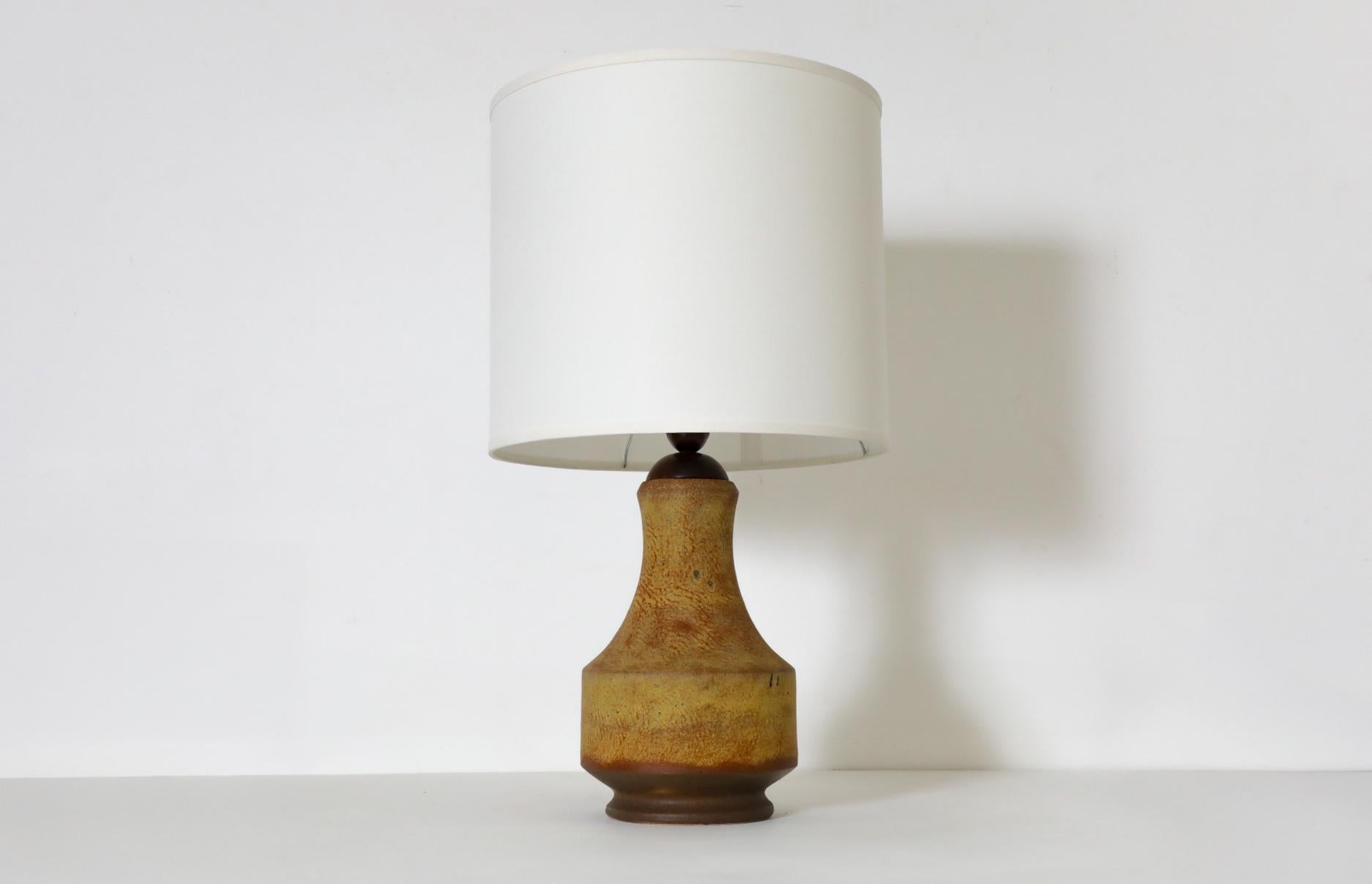 Mid-Century-Tischlampe aus Keramik mit Holz- und Messingakzenten und neuerem Leinenschirm (20. Jahrhundert) im Angebot