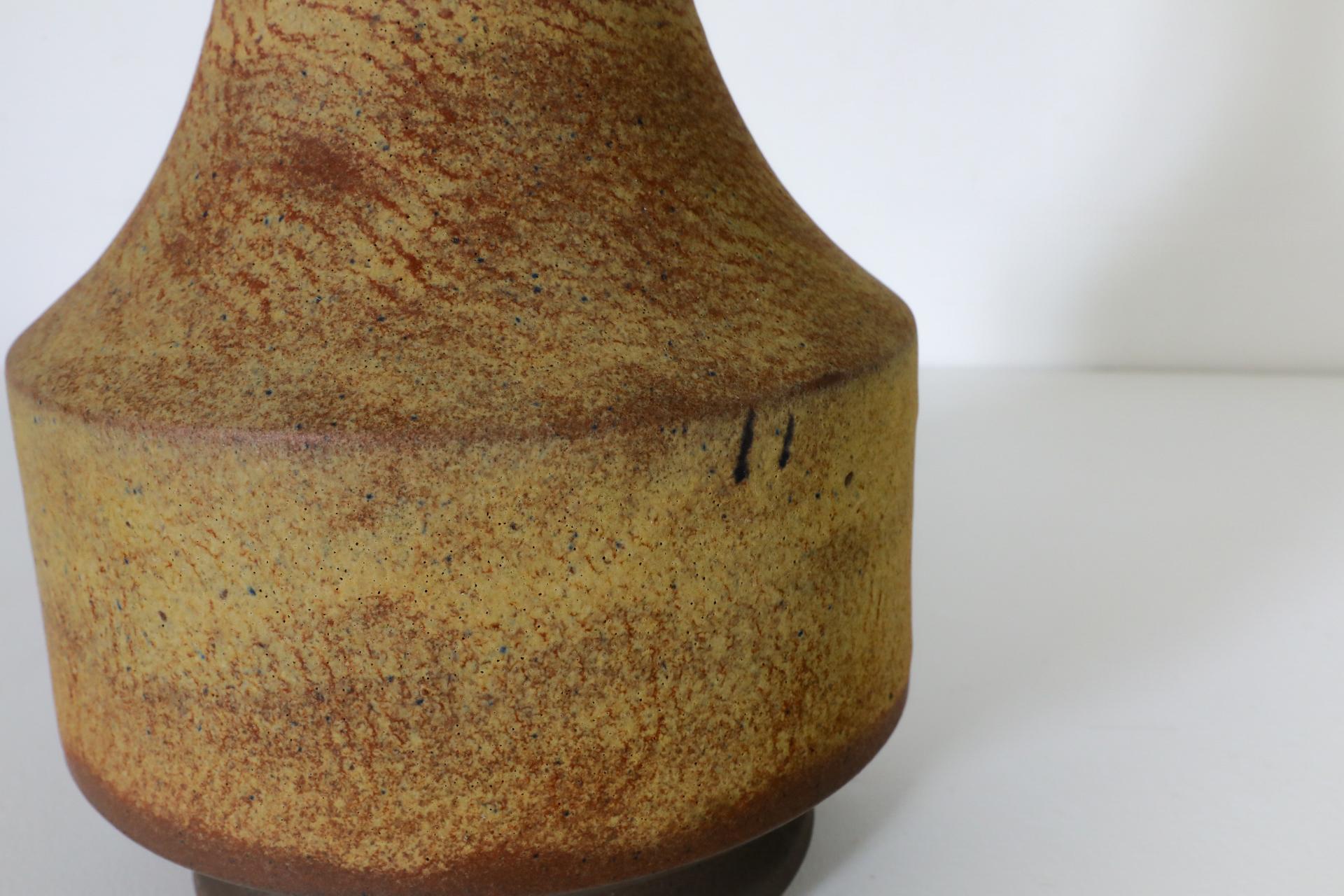 Mid-Century-Tischlampe aus Keramik mit Holz- und Messingakzenten und neuerem Leinenschirm im Angebot 1