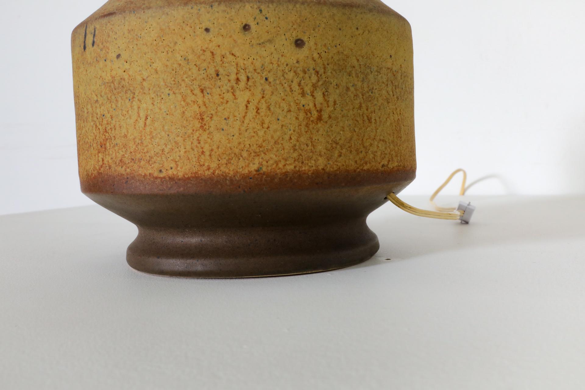 Mid-Century-Tischlampe aus Keramik mit Holz- und Messingakzenten und neuerem Leinenschirm im Angebot 2