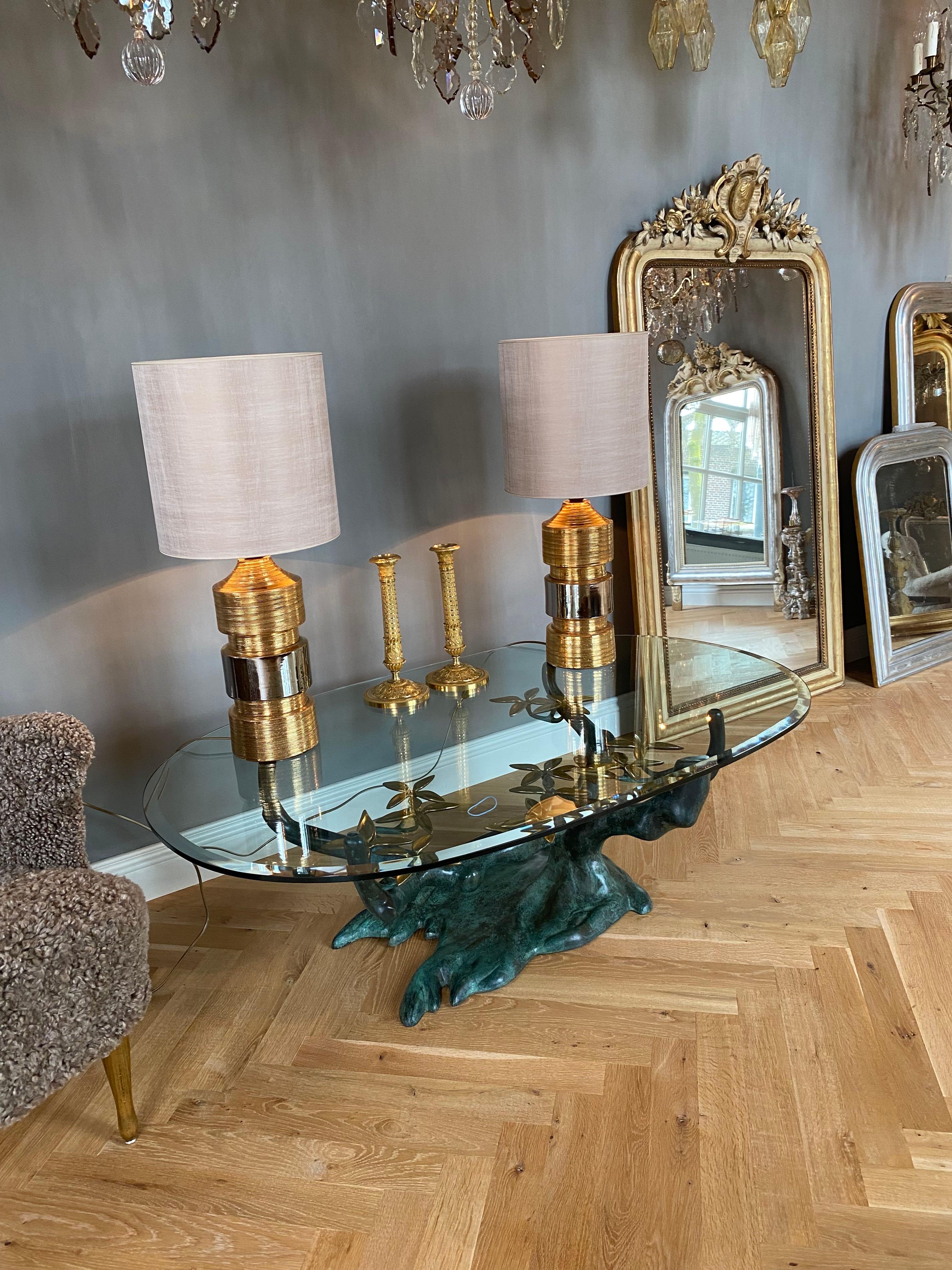 Fabuleuse & chique paire de lampes de table en céramique conçue par Bitossi pour Bergboms- Suède.
Ces lampes élégantes sont recouvertes d'une glaçure métallique dorée avec au centre une bande argentée.
Période - ca. 1960-1970
Lieu d'origine -