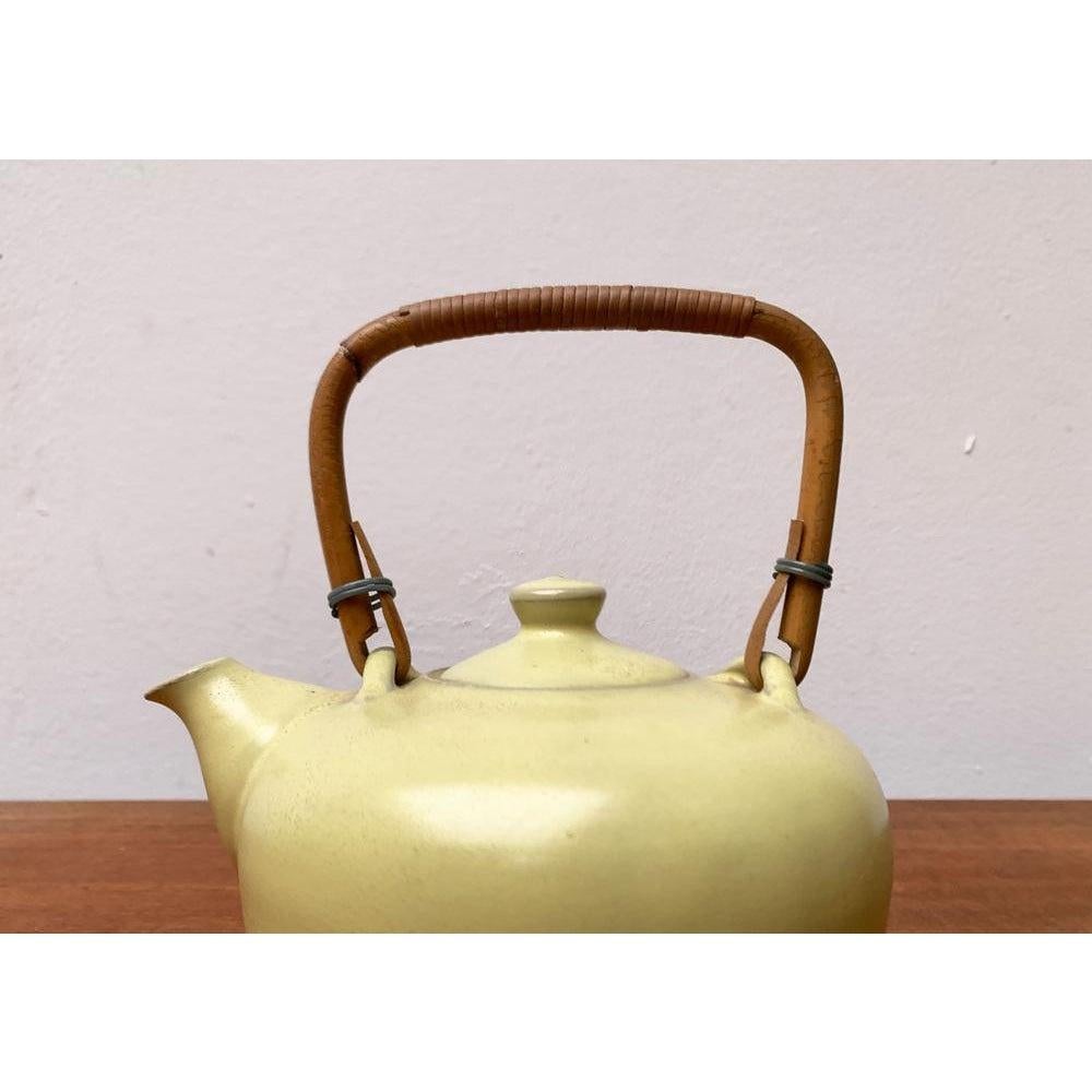 Théière en céramique du milieu du siècle avec poignée en bambou, années 1960 en vente 4