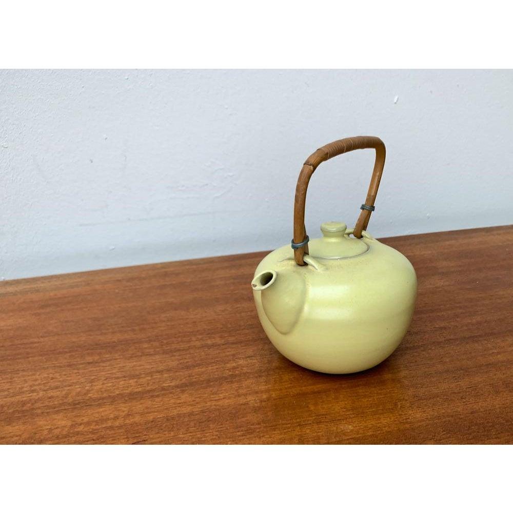 Théière en céramique du milieu du siècle avec manche en bambou, années 1960, en très bon état. Conçue de 1960 à 1969

Informations complémentaires :
MATERIAL : Céramique, métal
Couleur : Jaune
Styles : Moderne du milieu du siècle
Pays d'origine :