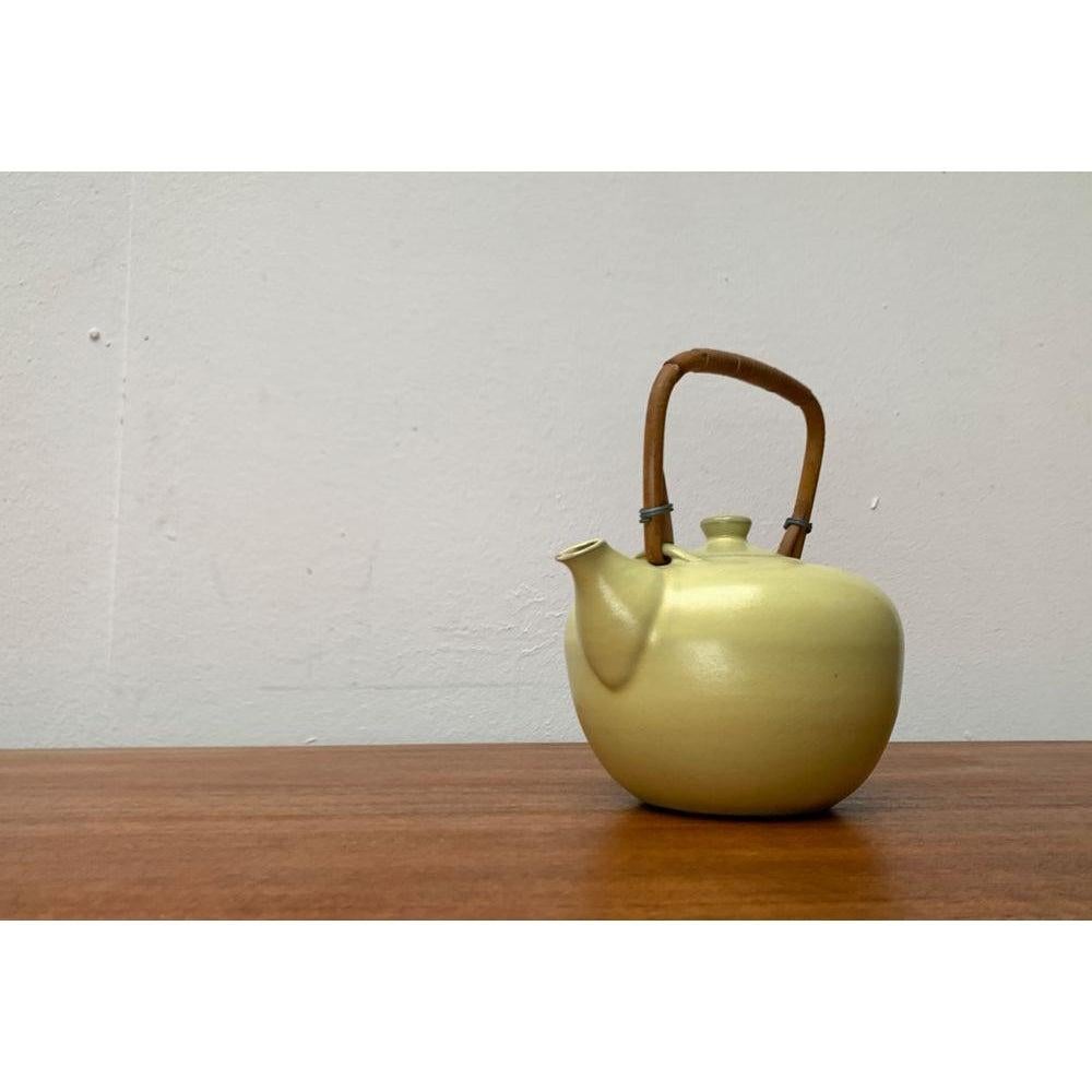 Mid-Century Modern Théière en céramique du milieu du siècle avec poignée en bambou, années 1960 en vente