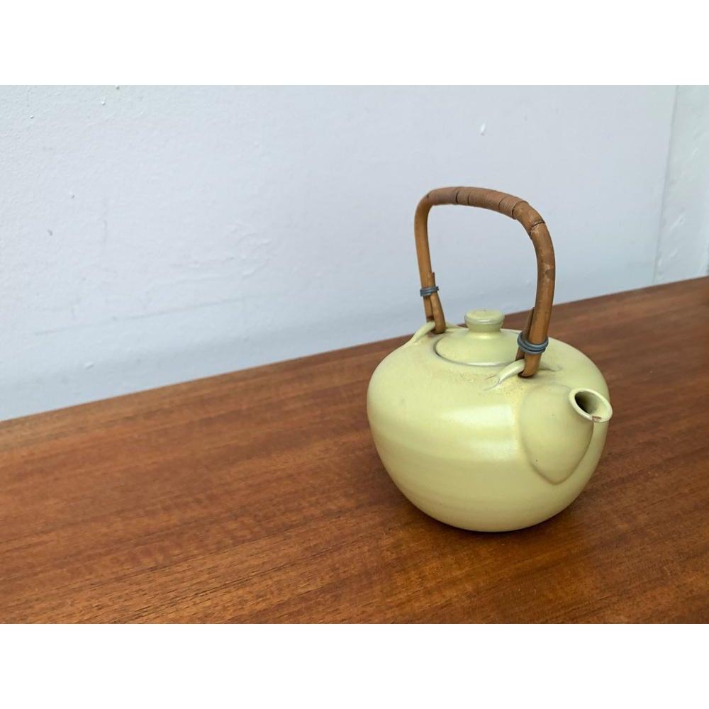 Allemand Théière en céramique du milieu du siècle avec poignée en bambou, années 1960 en vente