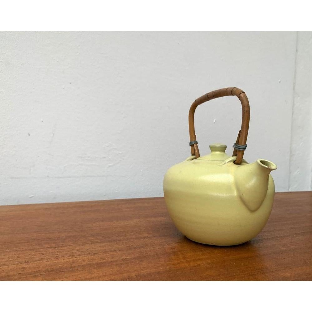 Théière en céramique du milieu du siècle avec poignée en bambou, années 1960 Excellent état - En vente à Hamburg, DE