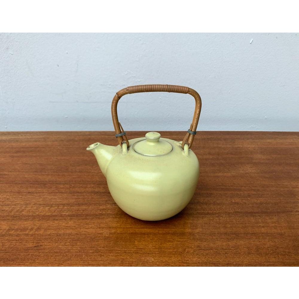 Métal Théière en céramique du milieu du siècle avec poignée en bambou, années 1960 en vente