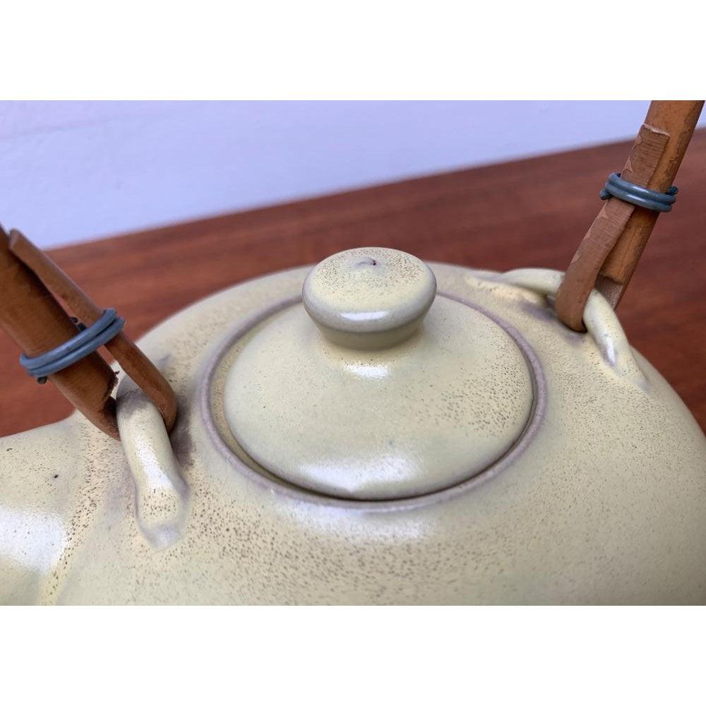Théière en céramique du milieu du siècle avec poignée en bambou, années 1960 en vente 2