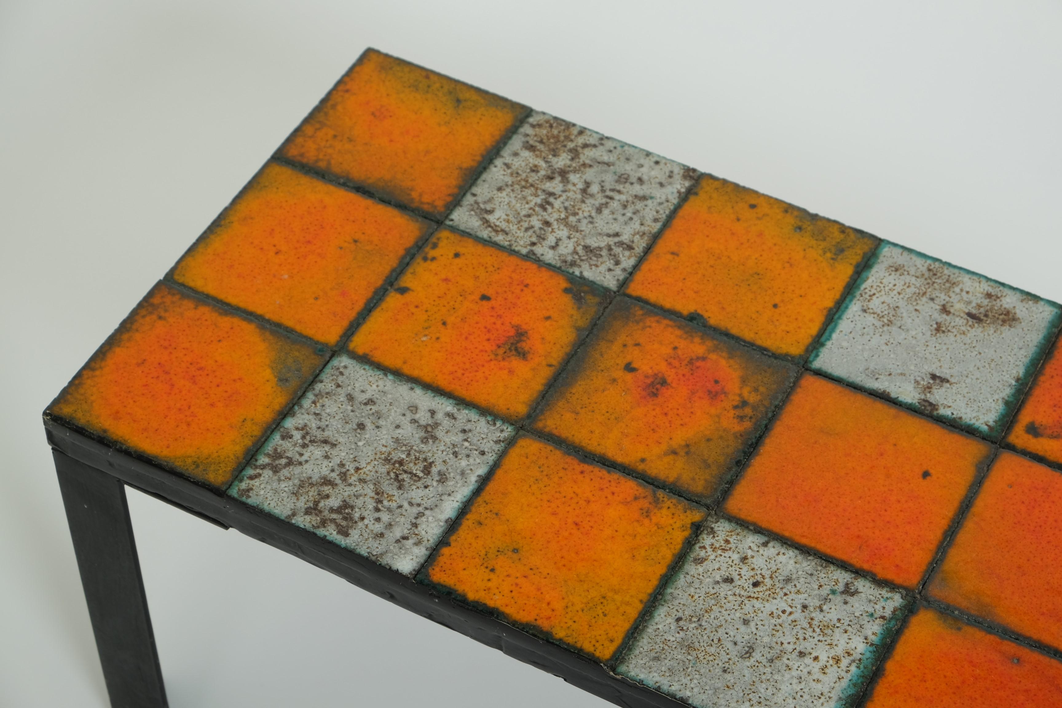 Table d'appoint ou table basse en céramique du milieu du siècle avec base en fer, années 1960 en vente 3