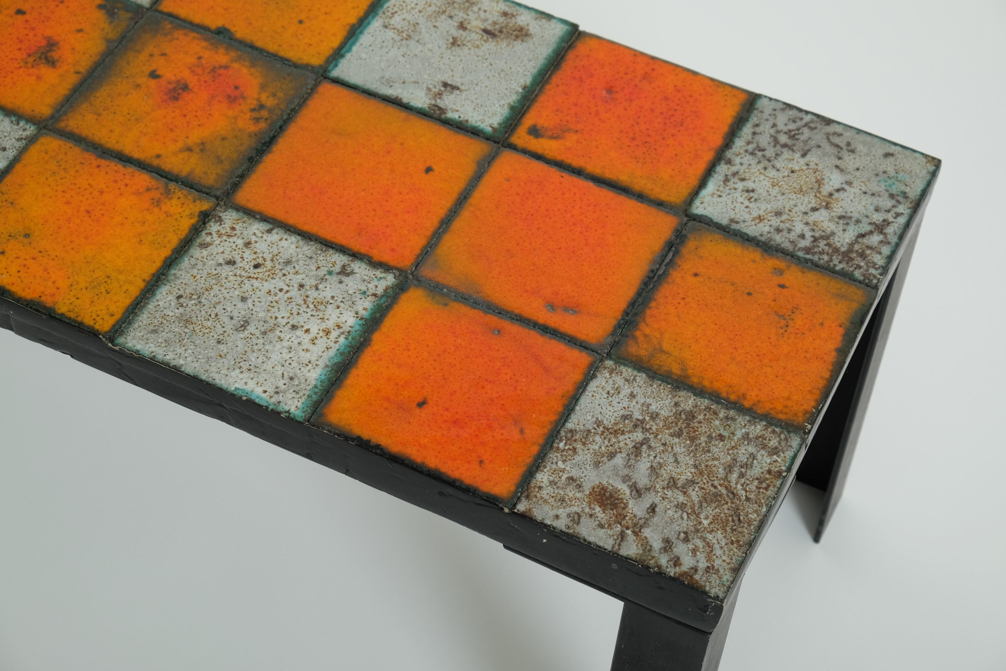 Table d'appoint ou table basse en céramique du milieu du siècle avec base en fer, années 1960 en vente 4