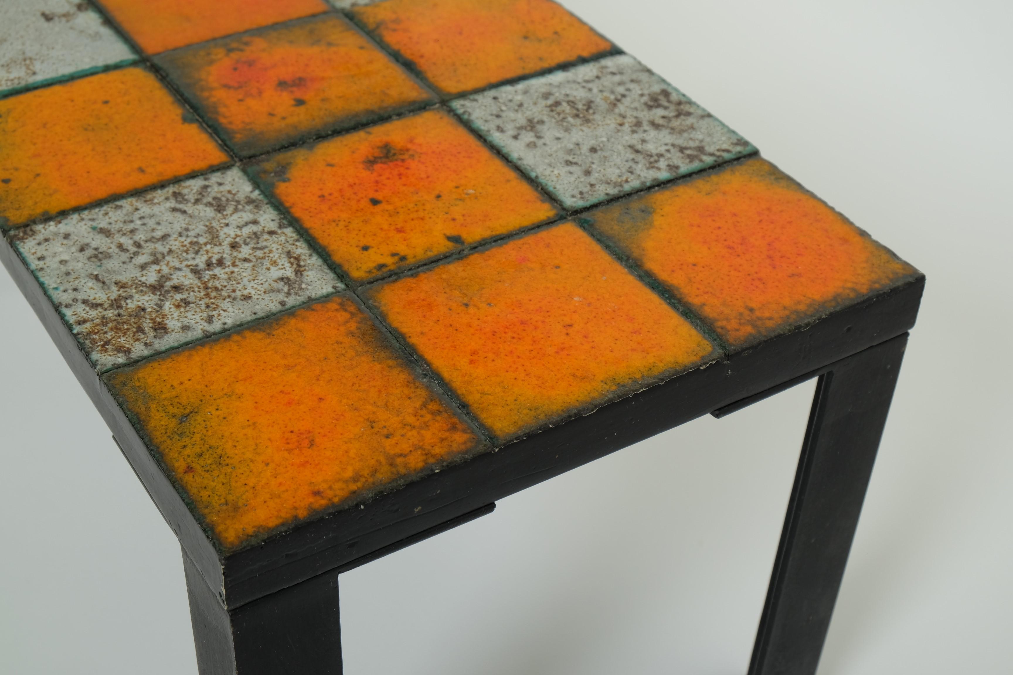 Table d'appoint ou table basse en céramique du milieu du siècle avec base en fer, années 1960 en vente 9