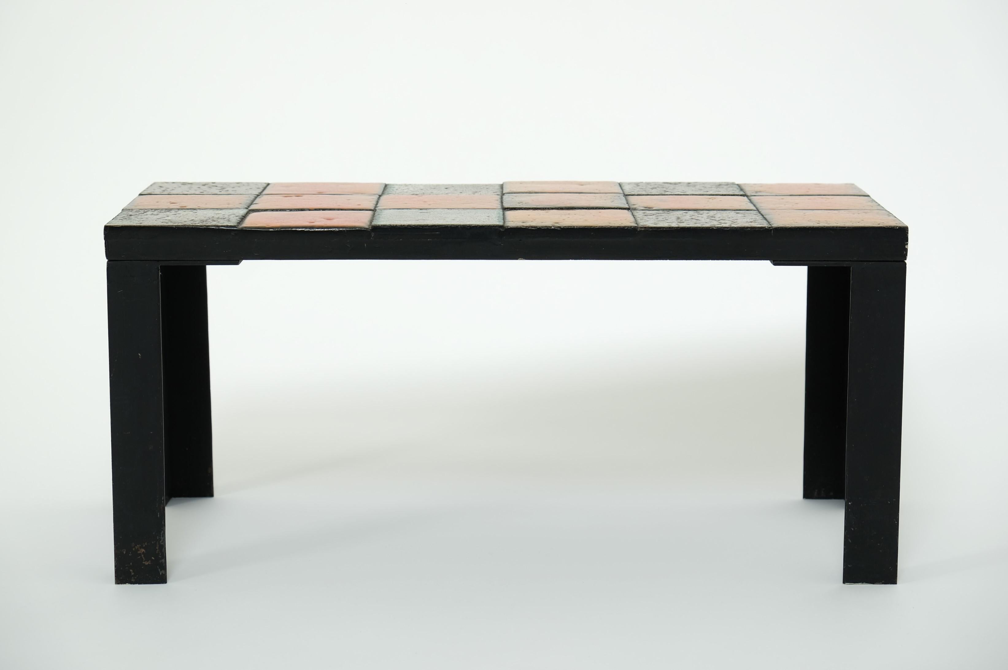 Table d'appoint ou table basse en céramique du milieu du siècle avec base en fer, années 1960 en vente 11