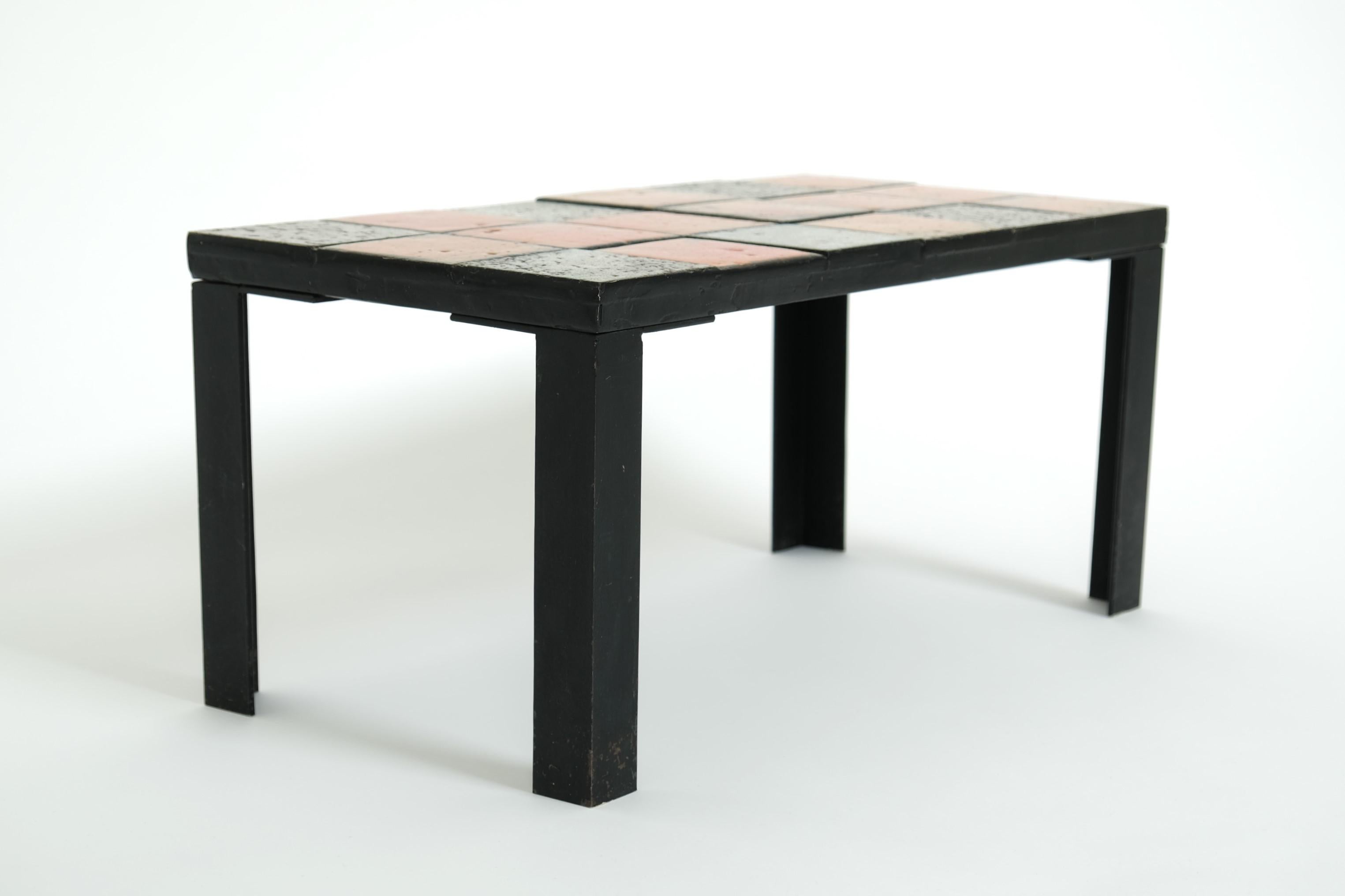 Table d'appoint ou table basse en céramique du milieu du siècle avec base en fer, années 1960 en vente 12