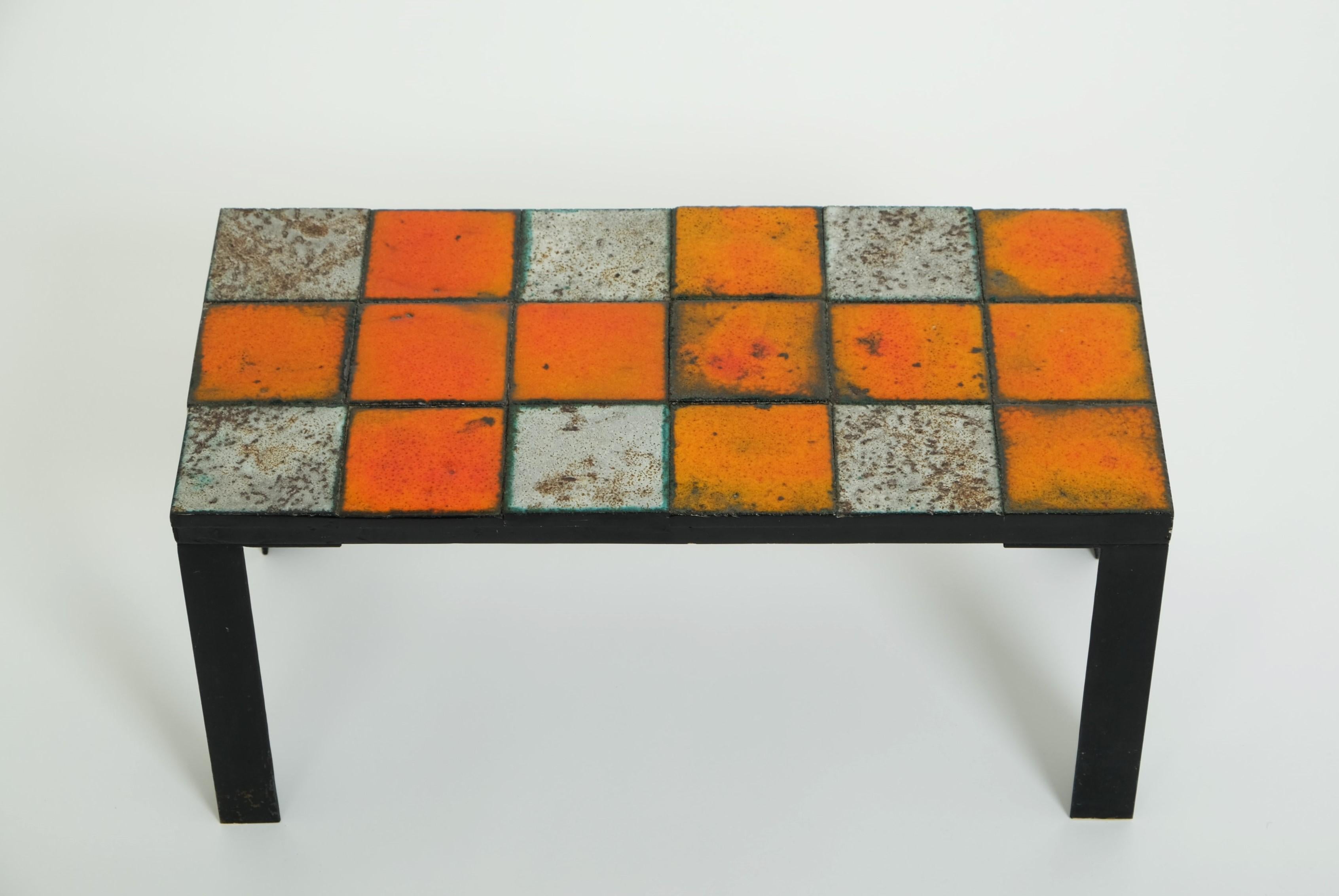 Mid-Century Modern Table d'appoint ou table basse en céramique du milieu du siècle avec base en fer, années 1960 en vente
