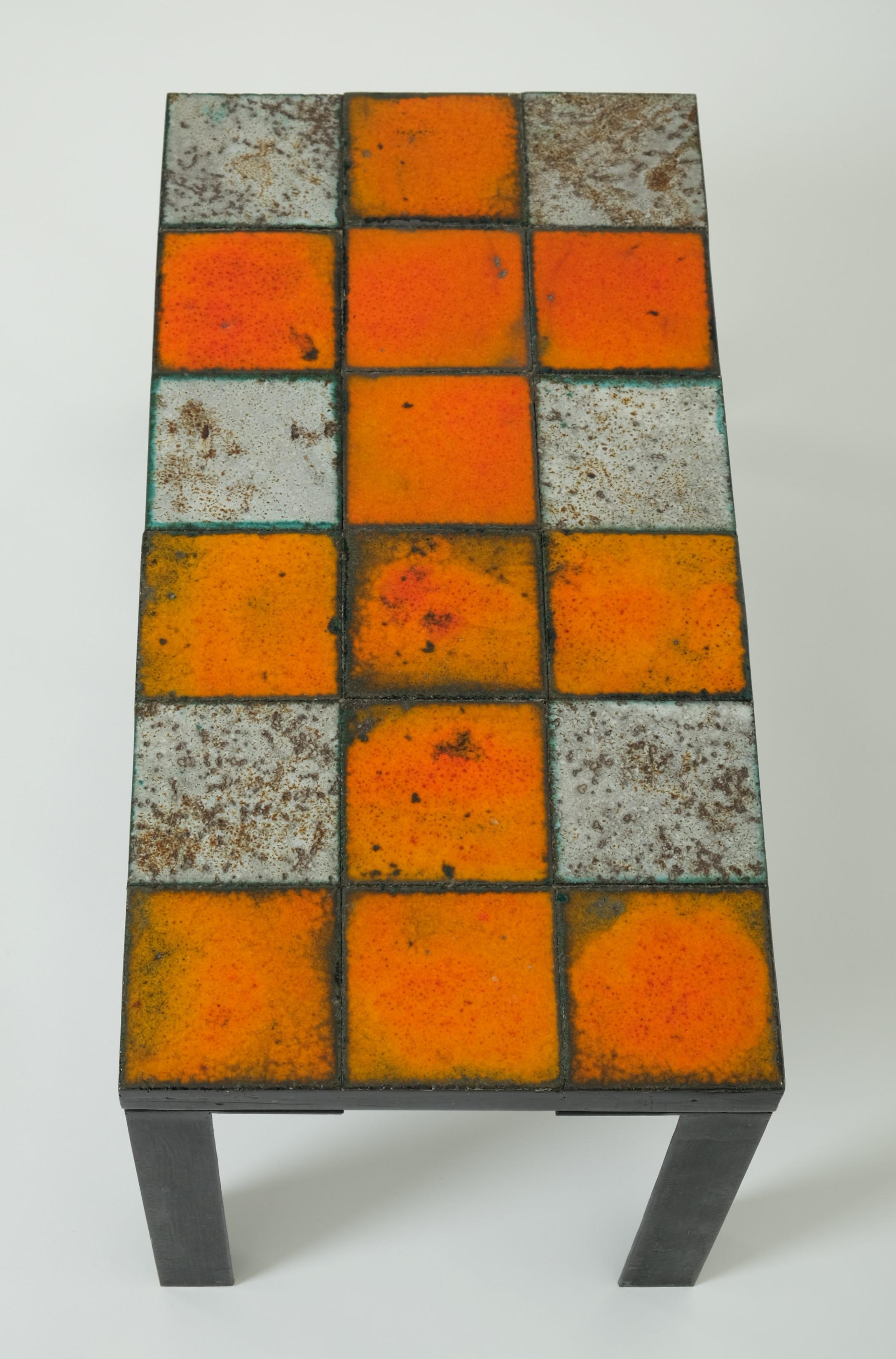 Table d'appoint ou table basse en céramique du milieu du siècle avec base en fer, années 1960 Bon état - En vente à München, BY
