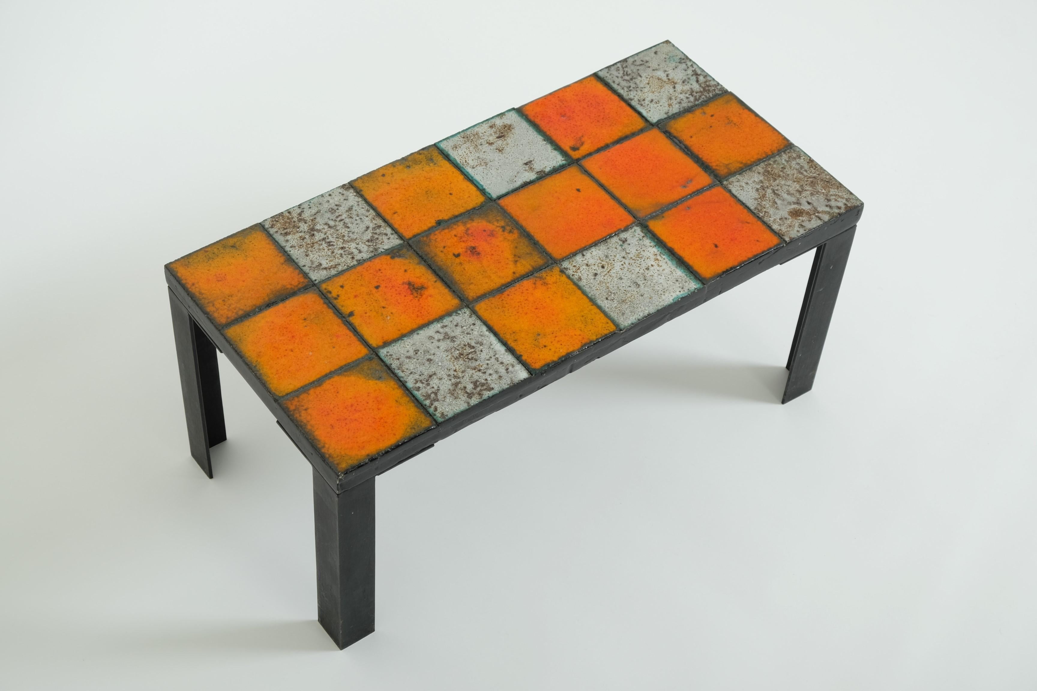 Céramique Table d'appoint ou table basse en céramique du milieu du siècle avec base en fer, années 1960 en vente