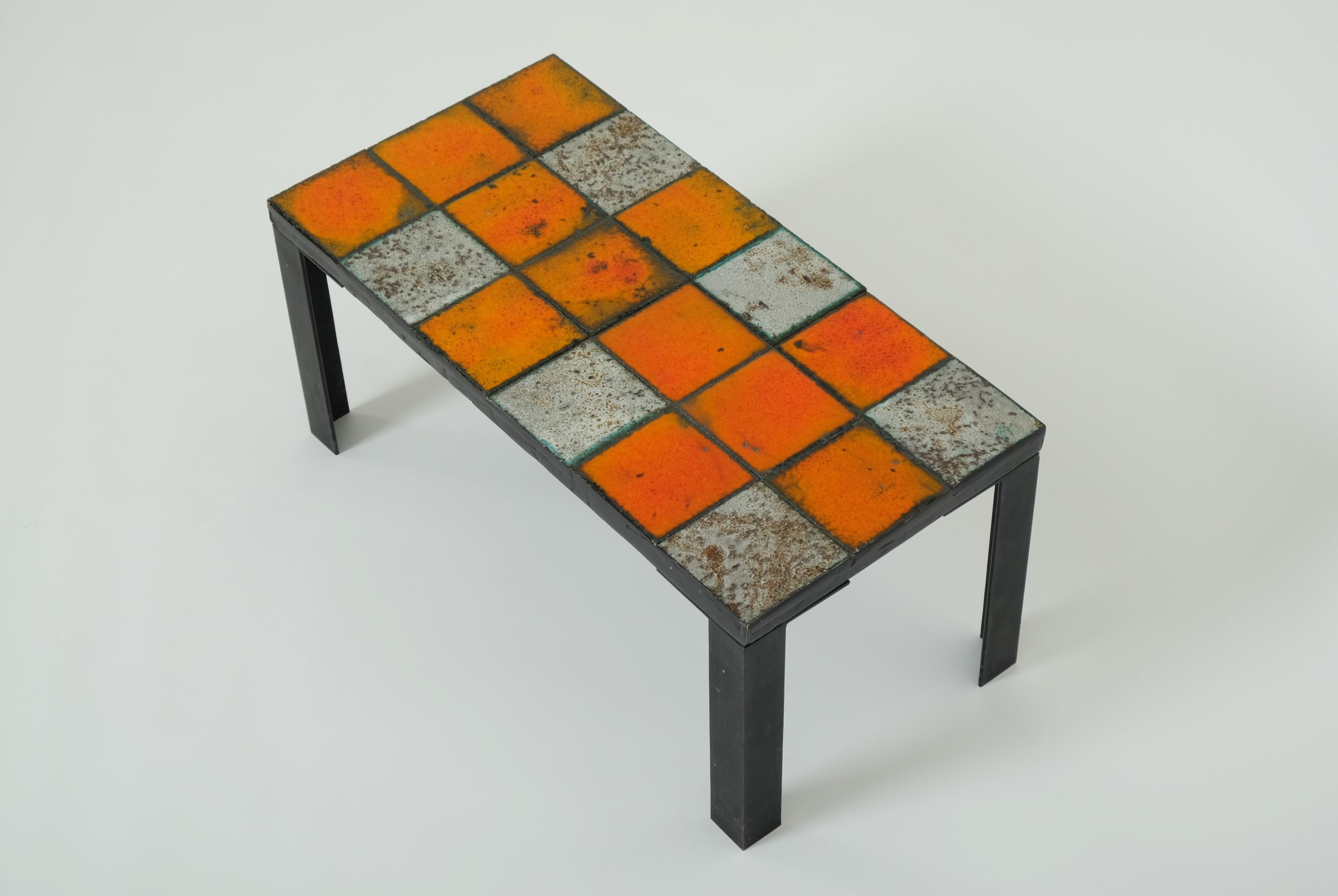 Table d'appoint ou table basse en céramique du milieu du siècle avec base en fer, années 1960 en vente 1