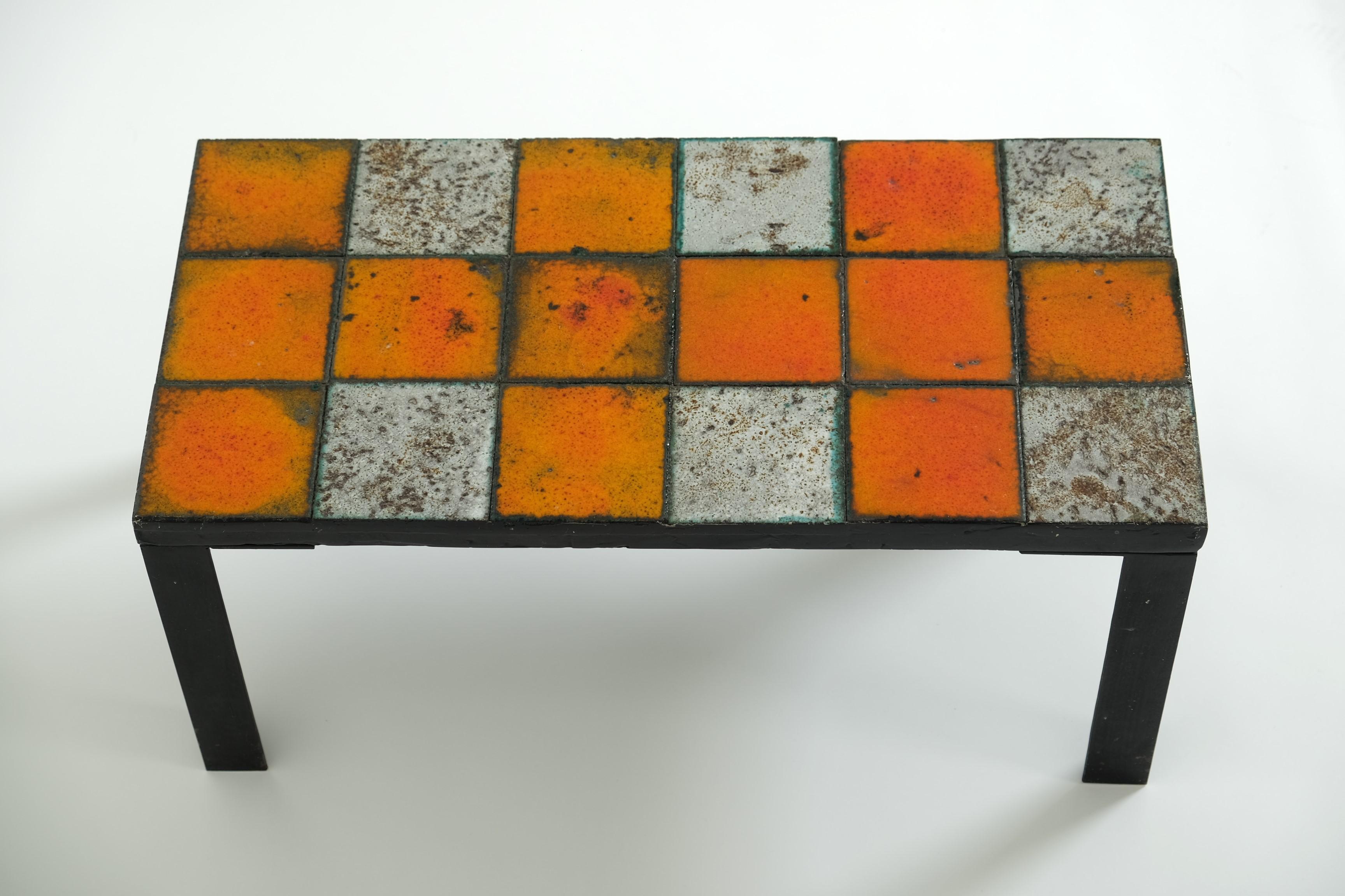 Table d'appoint ou table basse en céramique du milieu du siècle avec base en fer, années 1960 en vente 2